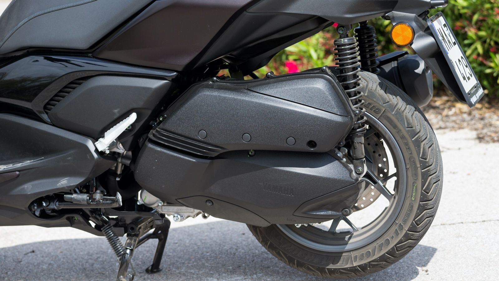 Μονοκύλινδρος 292 κ.εκ. και ειδικά φροντισμένος (BlueCore) για να πληροί τις προδιαγραφές Euro5+, ο κινητήρας του XMAX 300 αποδίδει 28 ίππους και κατα