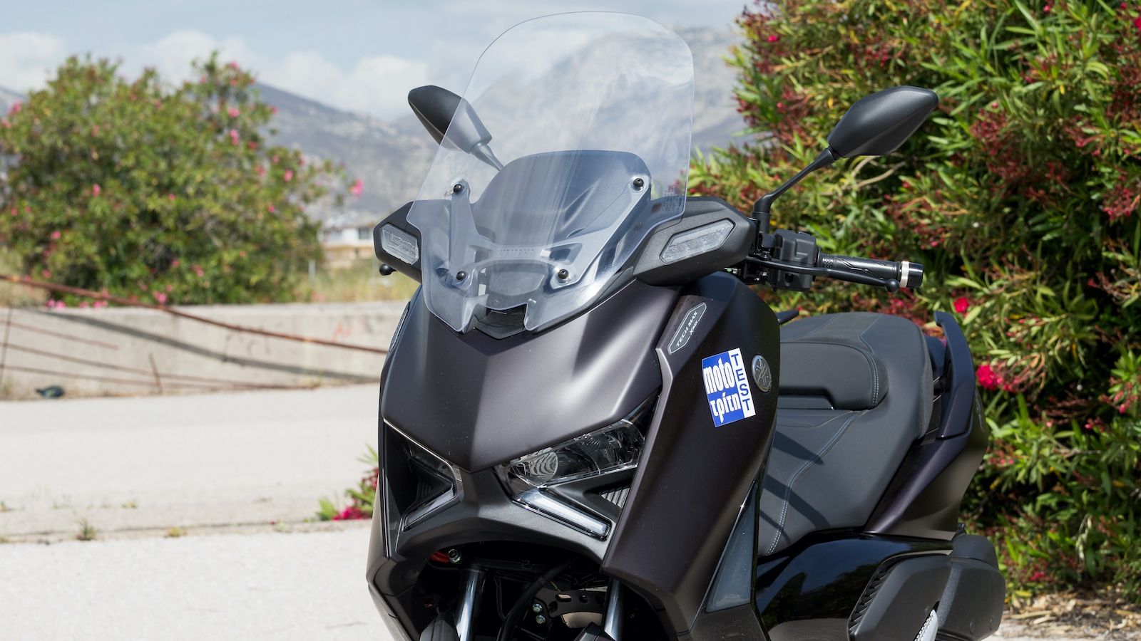 Φουτουριστικός προβολέας σχήματος X με ψηλά τοποθετημένα φλας.