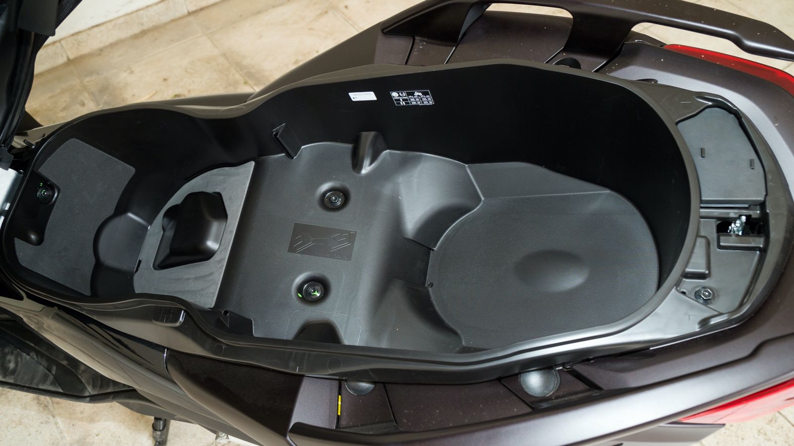 Ο χώρος κάτω από τη σέλα φτάνει και περισσεύει για την τοποθέτηση δύο full face κρανών και είναι φωτιζόμενος.