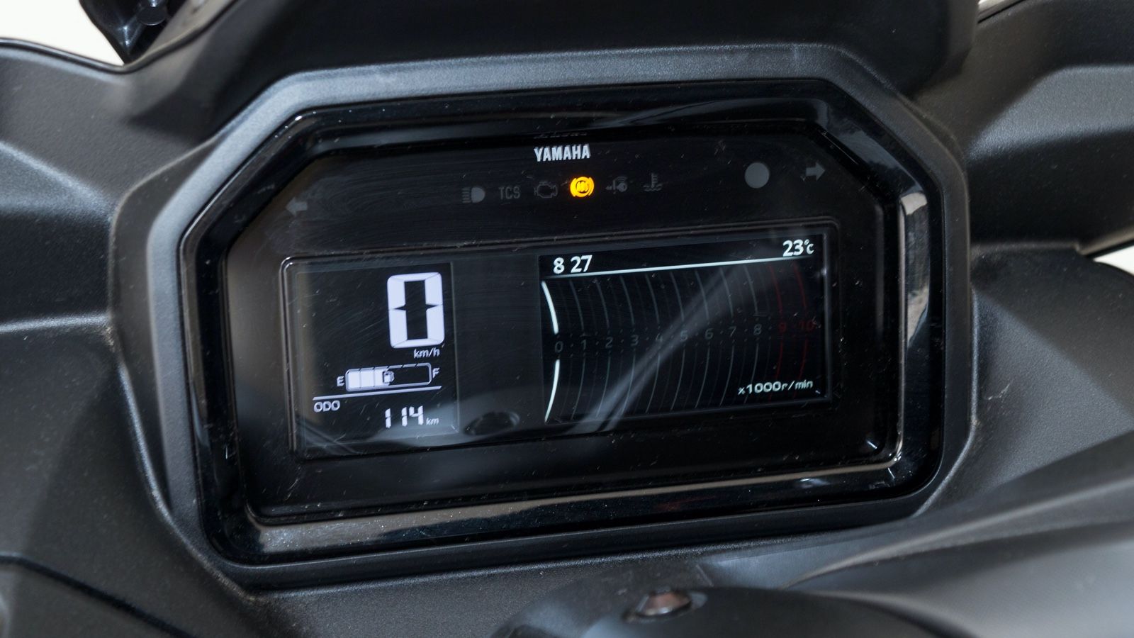 Οθόνη TFT 4,2 ιντσών με δωρεάν πλοήγηση Garmin και στα αριστερά της LCD για τις πιο συνηθισμένες ενδείξεις.