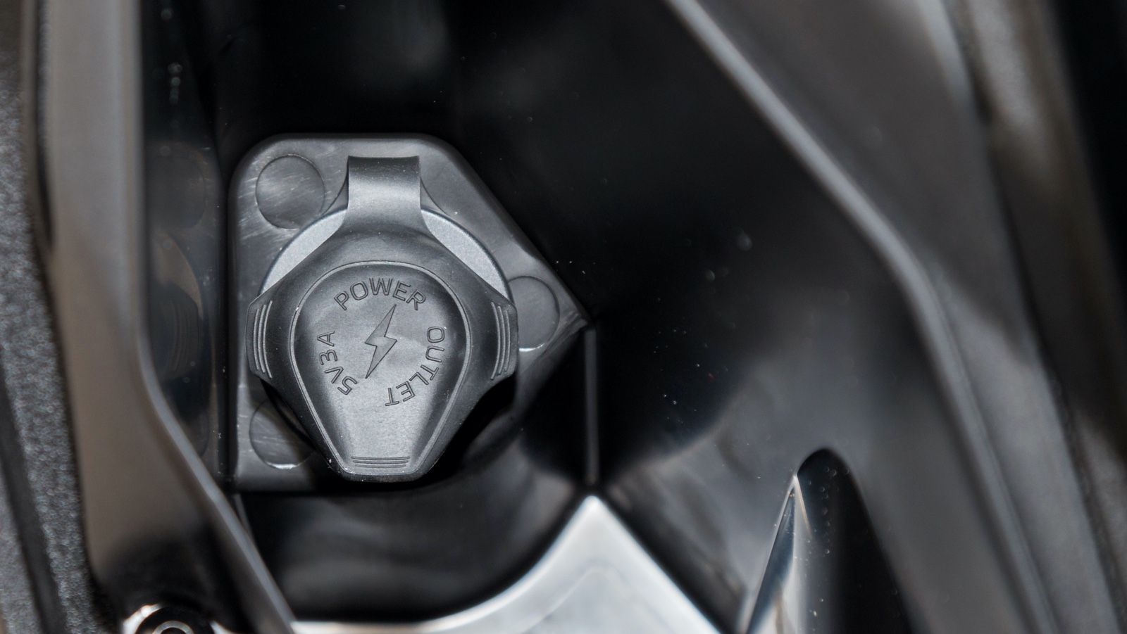 Θύρα USB-C στο αριστερό ντουλαπάκι.