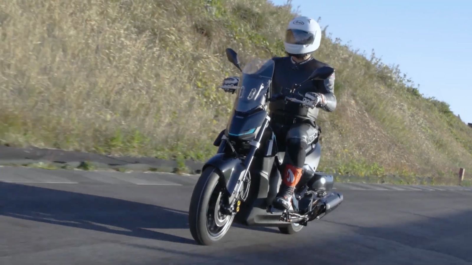 Yamaha XMAX: Πιο κοντά στην παραγωγή η υβριδική του έκδοση (+Video)