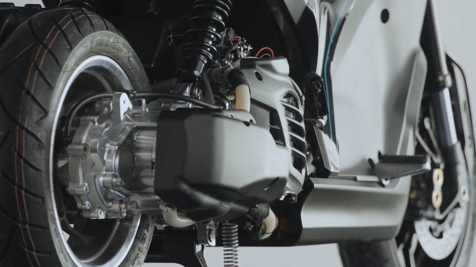 Yamaha XMAX: Πιο κοντά στην παραγωγή η υβριδική του έκδοση (+Video)