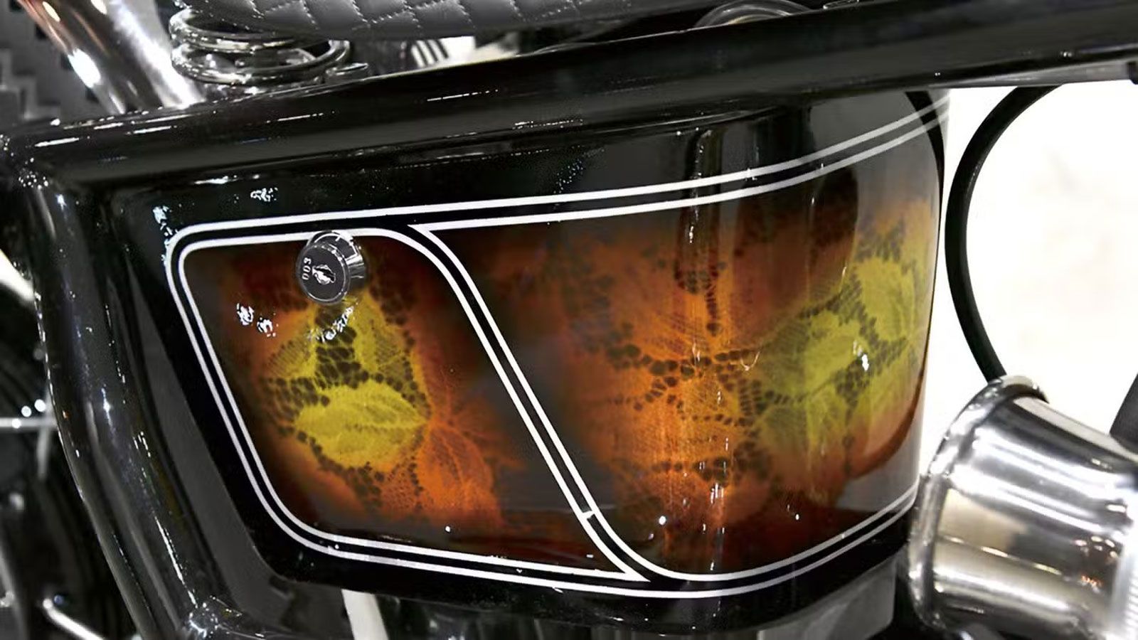 Η ποσότητα χρωμίου που έχει χρησιμοποιηθεί, σε συνδυασμό με την custom σχεδίαση, ενισχύει τον ρετρό χαρακτήρα της μοτοσυκλέτας.