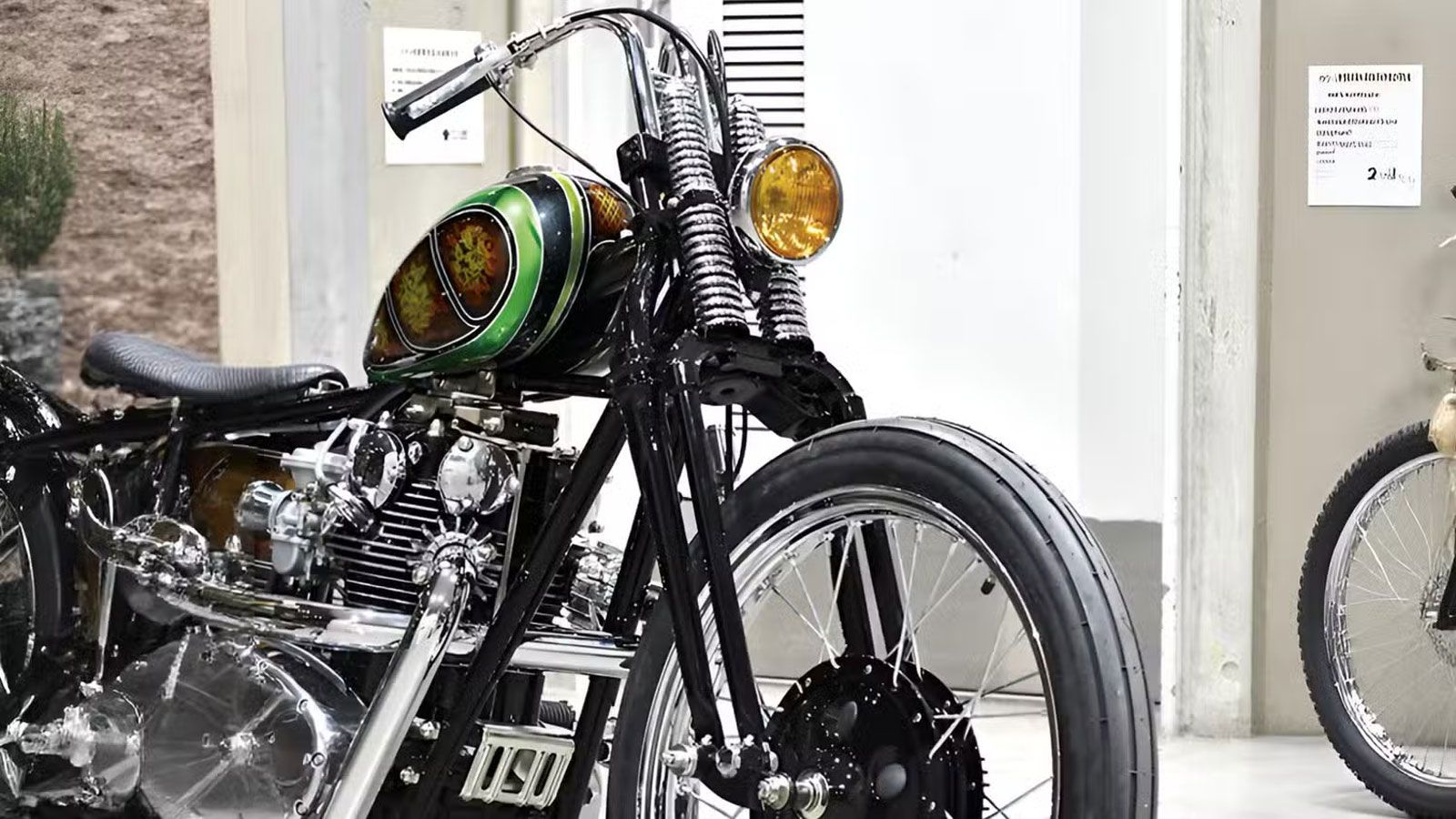 Το τιμόνι είναι φτιαγμένο με επίκεντρο τον αναβάτη, ενώ τα όργανα έχουν μεταφερθεί στο πλάι, πάνω στη δοκό του πλαισίου – καθαρό, μίνιμαλ, old-s