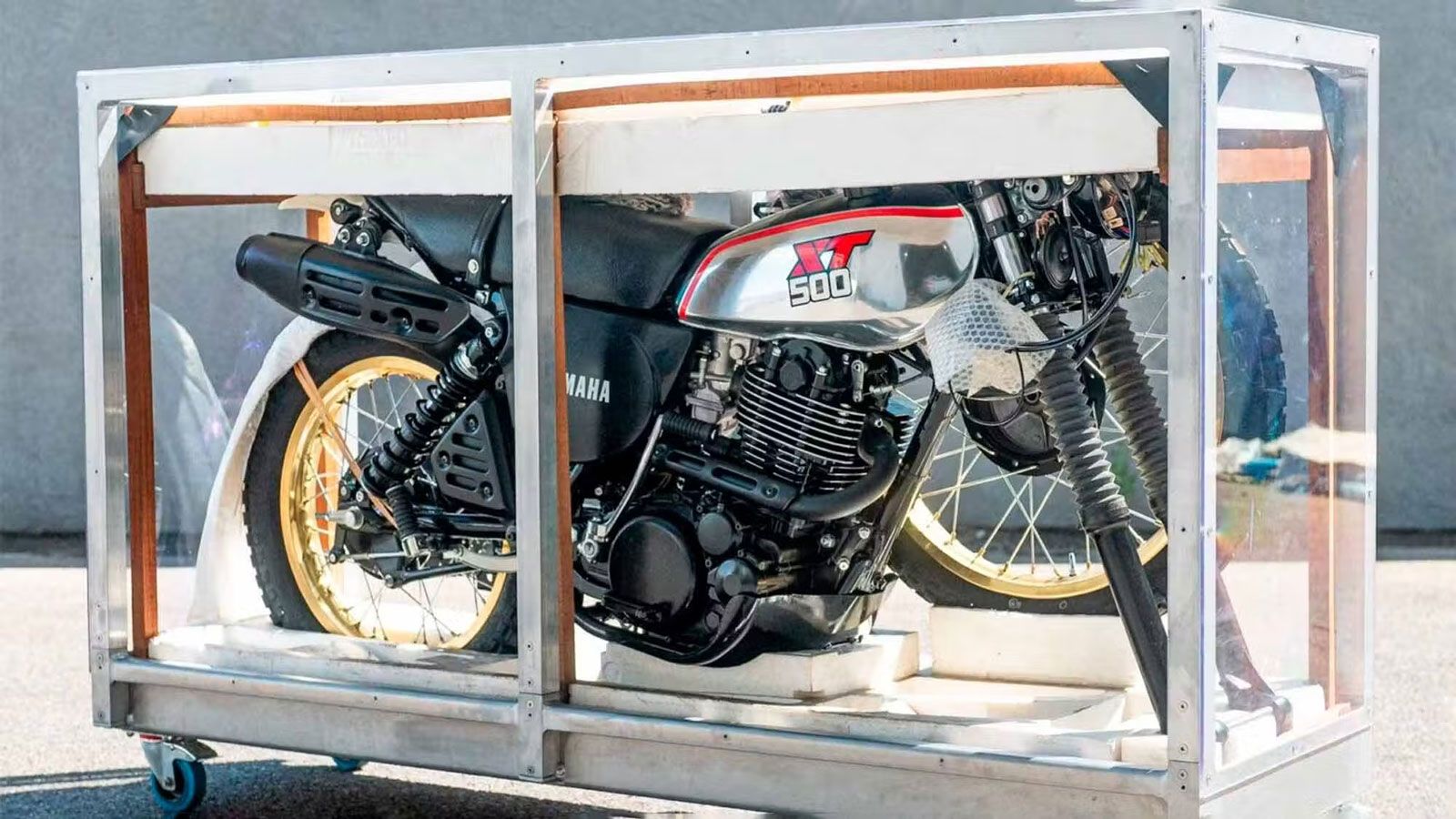 Η Yamaha XT 500 παρουσιάστηκε το 1976 και εξελίχθηκε σε ένα από τα πιο εμβληματικά μοντέλα όλων των εποχών, χάρη στις επιτυχίες της στο Dakar και στην