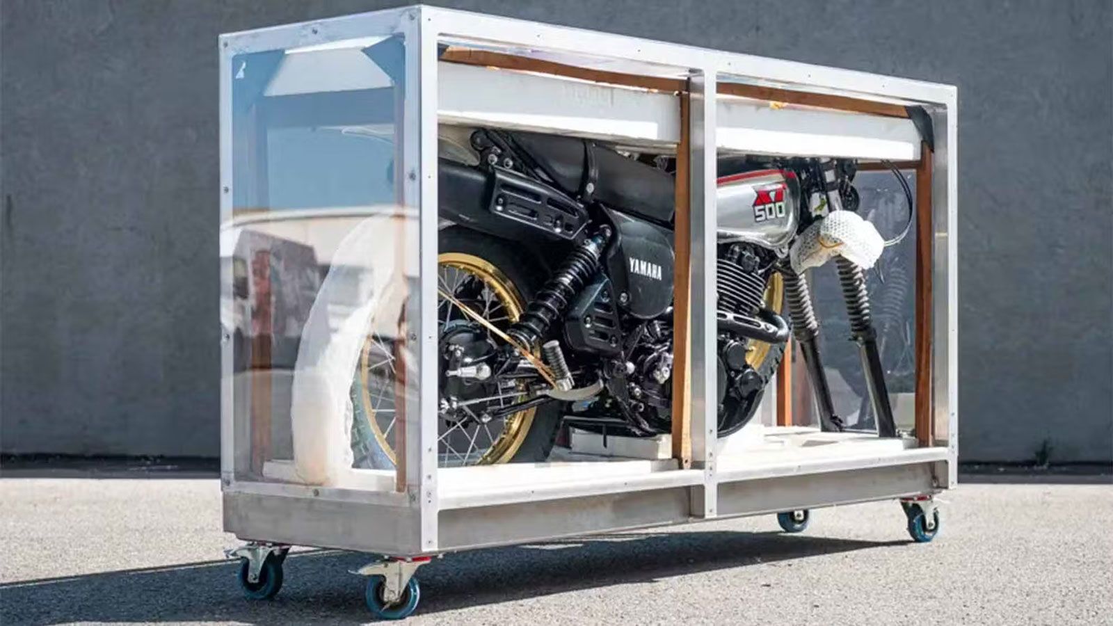 Σε αντίθεση με άλλες XT που βρέθηκαν παρατημένες σε αποθήκες, αυτή η μοτοσυκλέτα προστατεύτηκε με ιδιαίτερη φροντίδα. Το ξύλινο κιβώτιο ενισχύθηκε με 