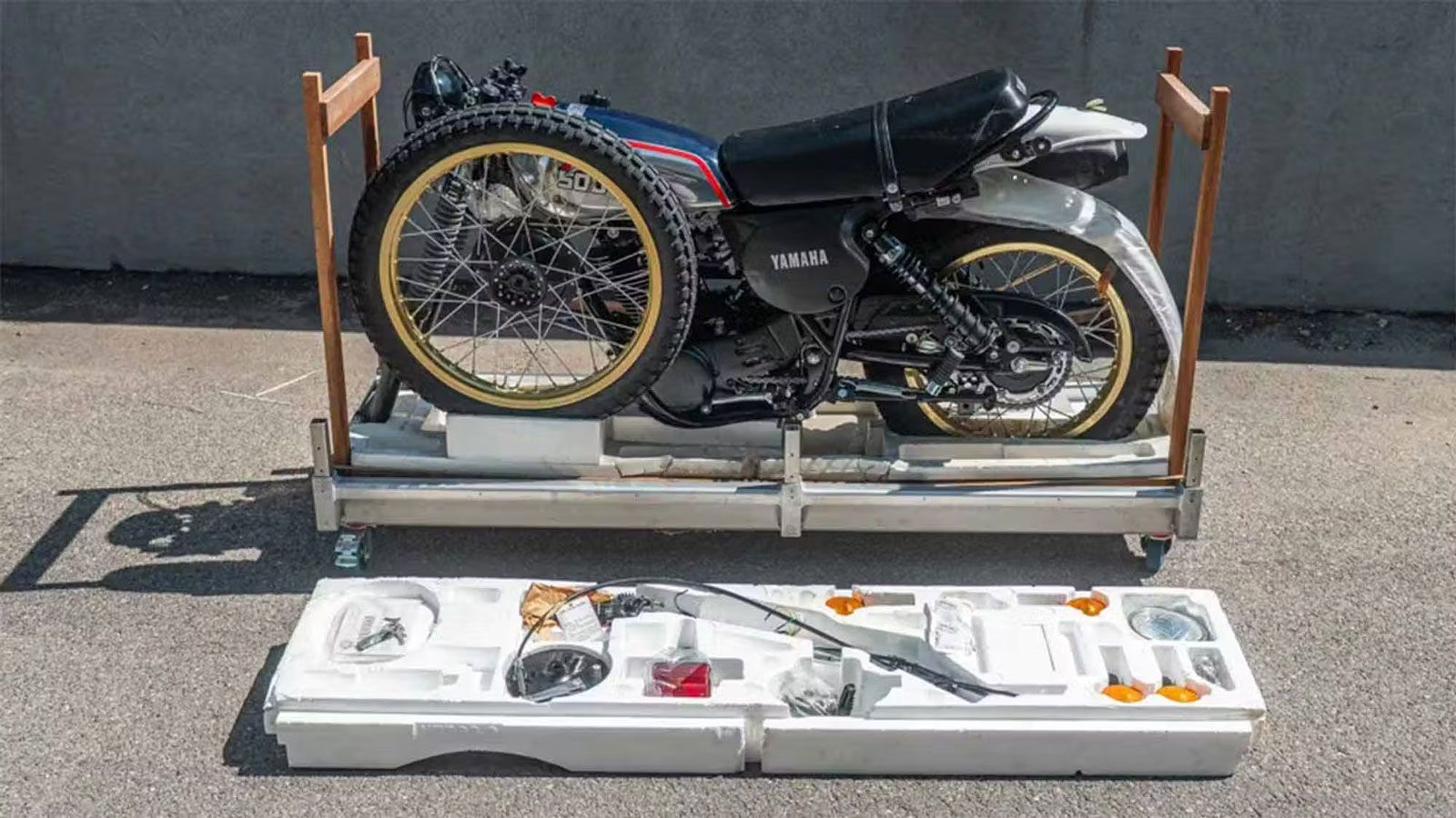 Η εικόνα είναι σαν να ταξιδεύουμε πίσω στο 1986: τιμόνι και κόκπιτ αποθηκευμένα χωριστά, φώτα και φτερά αμοντάριστα, μπροστινός τροχός χωρίς φρένο και