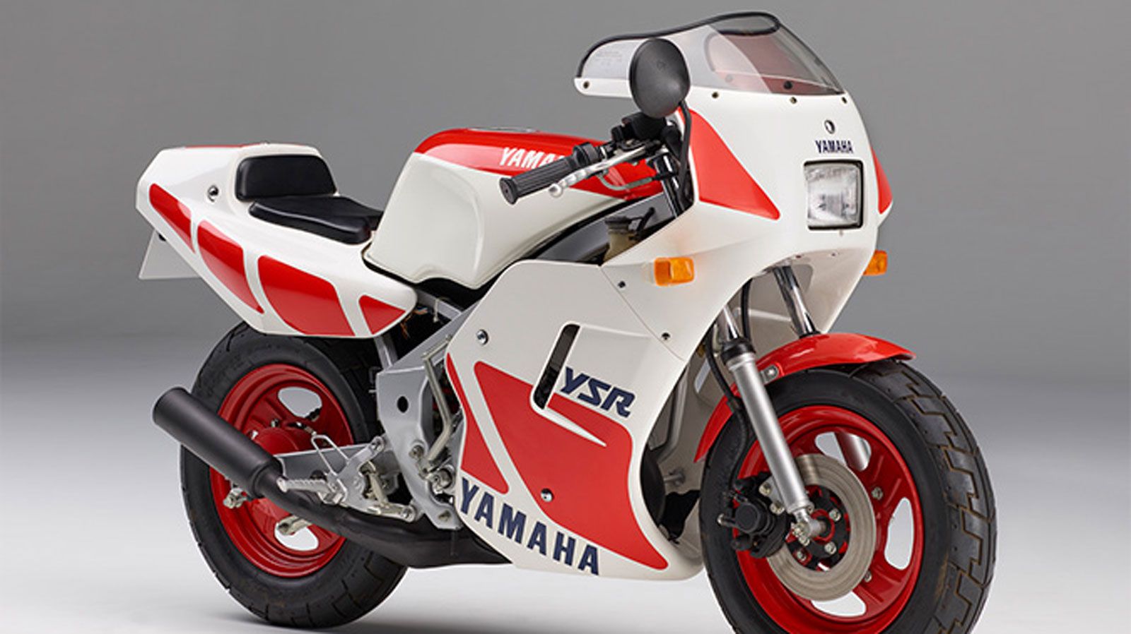 Το νέο μοντέλο εντυπωσίασε με τις αναλογίες του, αφού είχε ύψος σέλας μόλις 650 χιλιοστά, μεταξόνιο 1.050 χιλιοστά και βάρος 75 κιλά, θυμίζοντας «supe