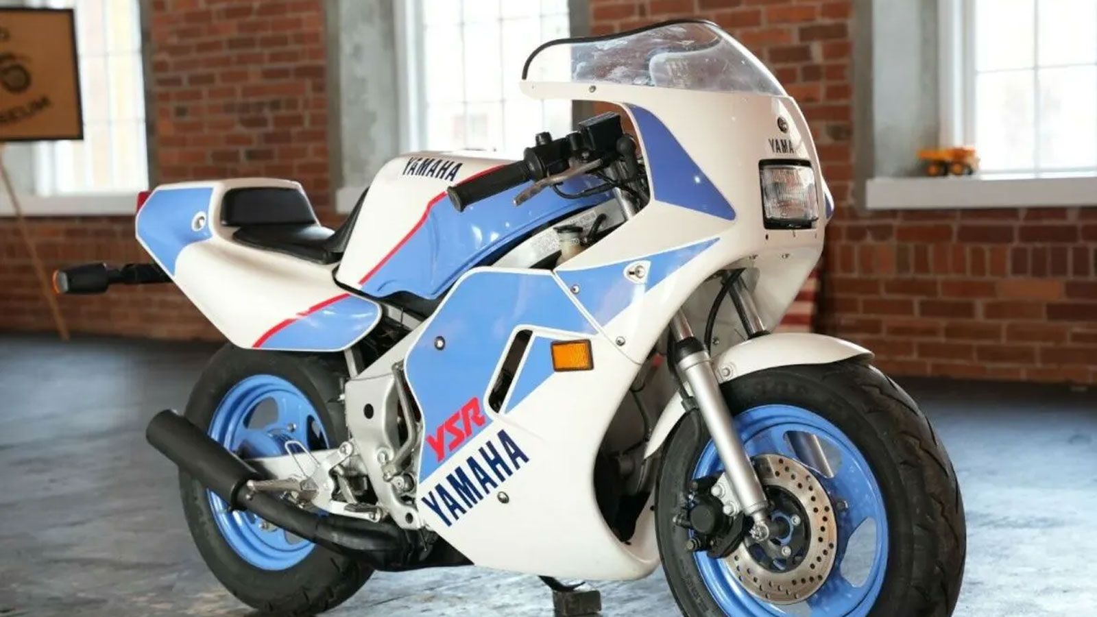 Το 1986 η Yamaha παρουσίασε στην Ιαπωνία το YSR50, μια μοτοσυκλέτα που έμοιαζε με μικρογραφία της αγωνιστικής YZR500.