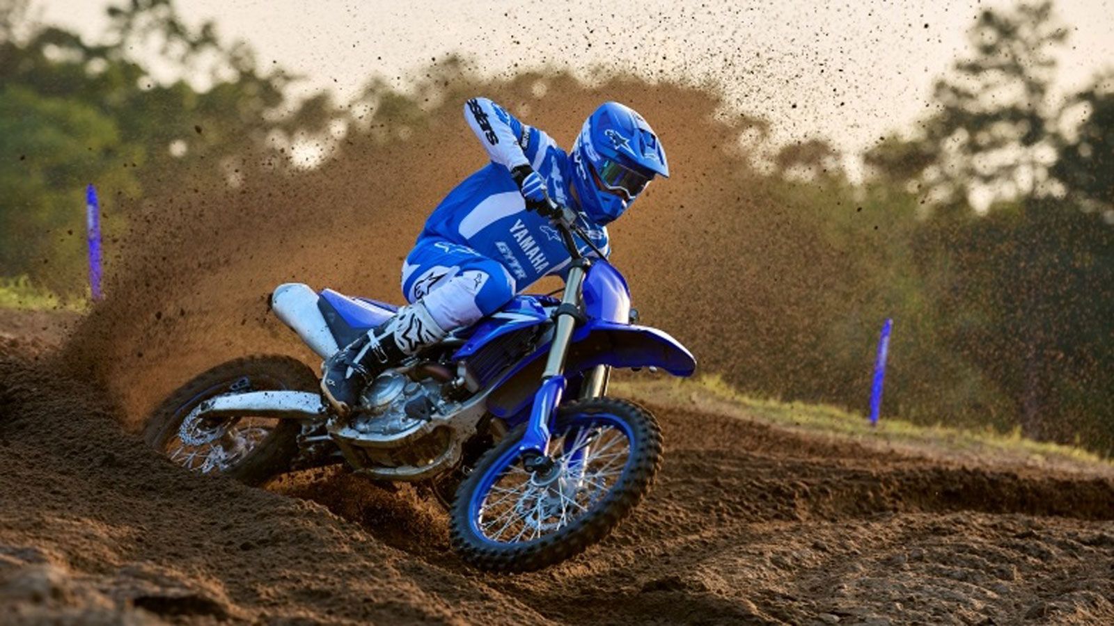 Η ναυαρχίδα YZ450F 2026 επανασχεδιάζεται σε βάθος, με στόχο να προσφέρει ακόμη υψηλότερη αγωνιστική απόδοση και καλύτερο έλεγχο για τον αναβάτη.