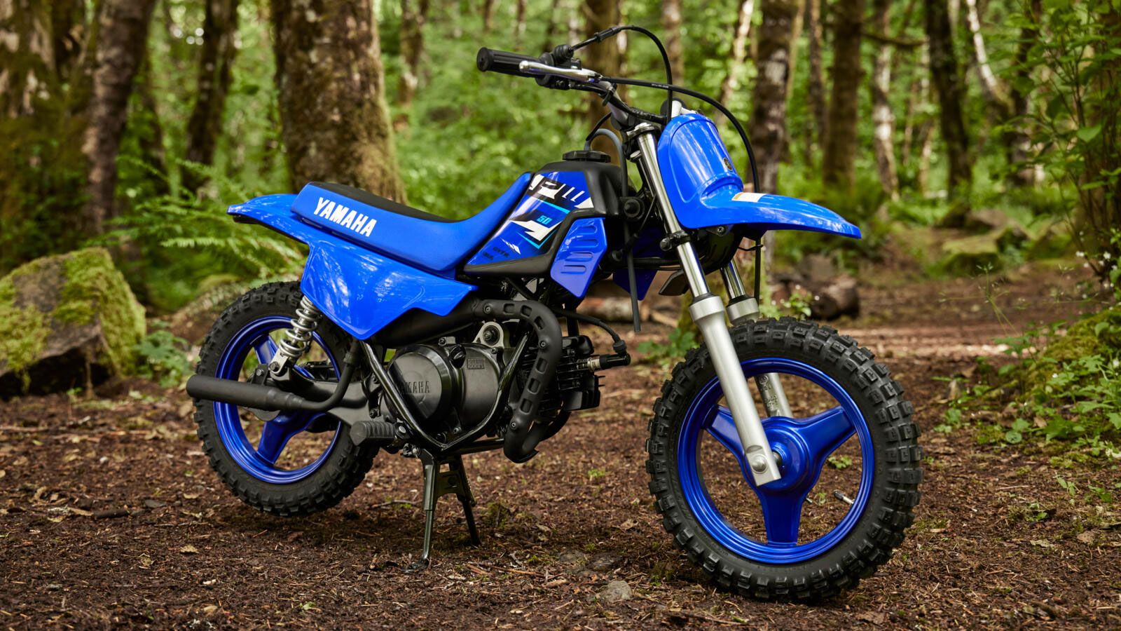 Το PW50, μια από τις πιο εμβληματικές παιδικές μοτοσυκλέτες στον κόσμο, διατηρεί τον αυτόματο κινητήρα 50 κυβικών, την εύκολη οδήγηση και την ασφάλεια