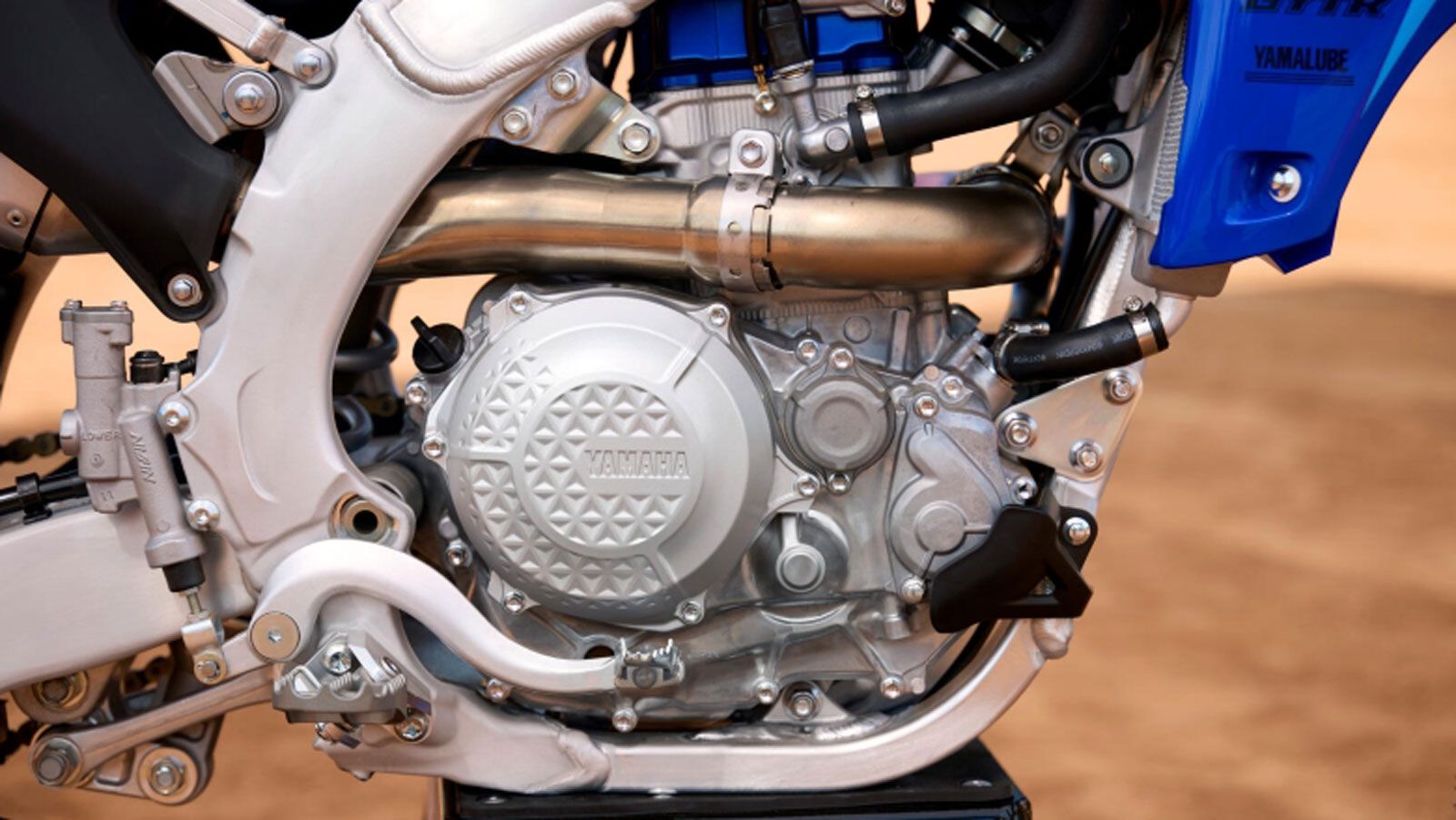 Διαθέτει νέο κινητήρα με βελτιωμένο σύστημα εισαγωγής, που αυξάνει τη ροπή στις χαμηλές και μεσαίες στροφές, ενώ μειώνει την καταπόνηση. Με νέα εξάτμι