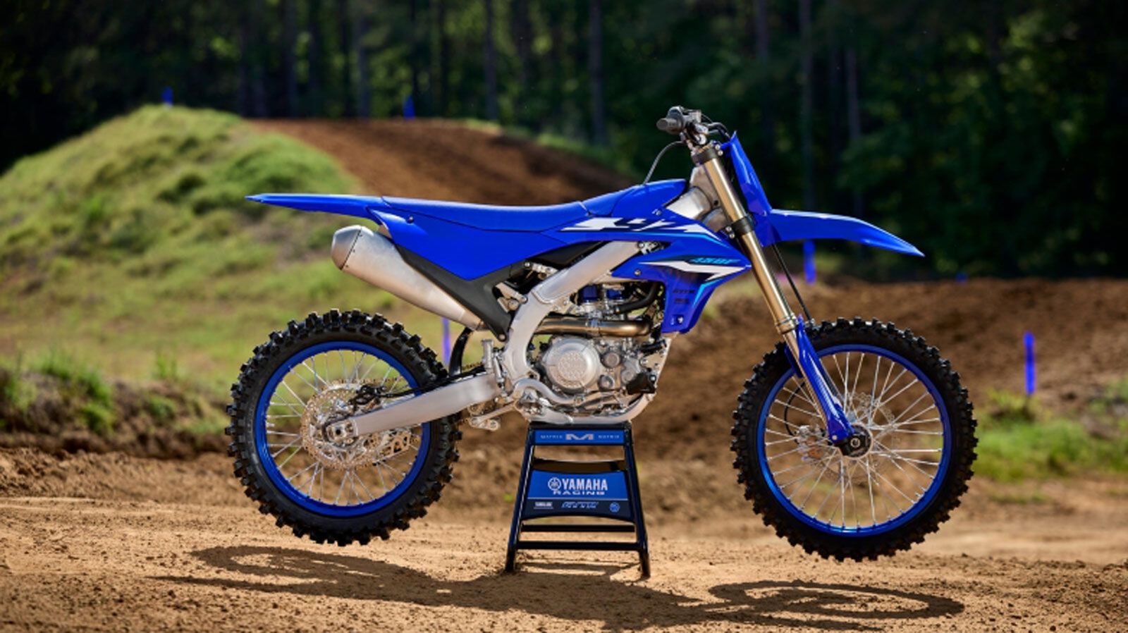 Η εργονομία ανεβαίνει επίπεδο με αντιολισθητική σέλα και νέα σχεδίαση εμπρός-πίσω. Εντυπωσιακή καινοτομία: κλείδωμα της ECU μέσω smartphone, μέσω της 