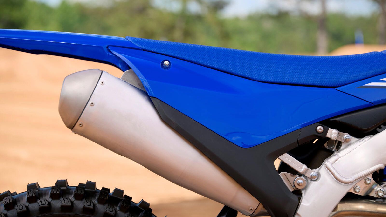 Από πλευράς περιφερειακών, η YZ450F εξοπλίζεται με νέο υδραυλικό συμπλέκτη, ενισχυμένο πλαίσιο με αναβαθμισμένη στρεπτική συμπεριφορά, και νέα ανάρτησ