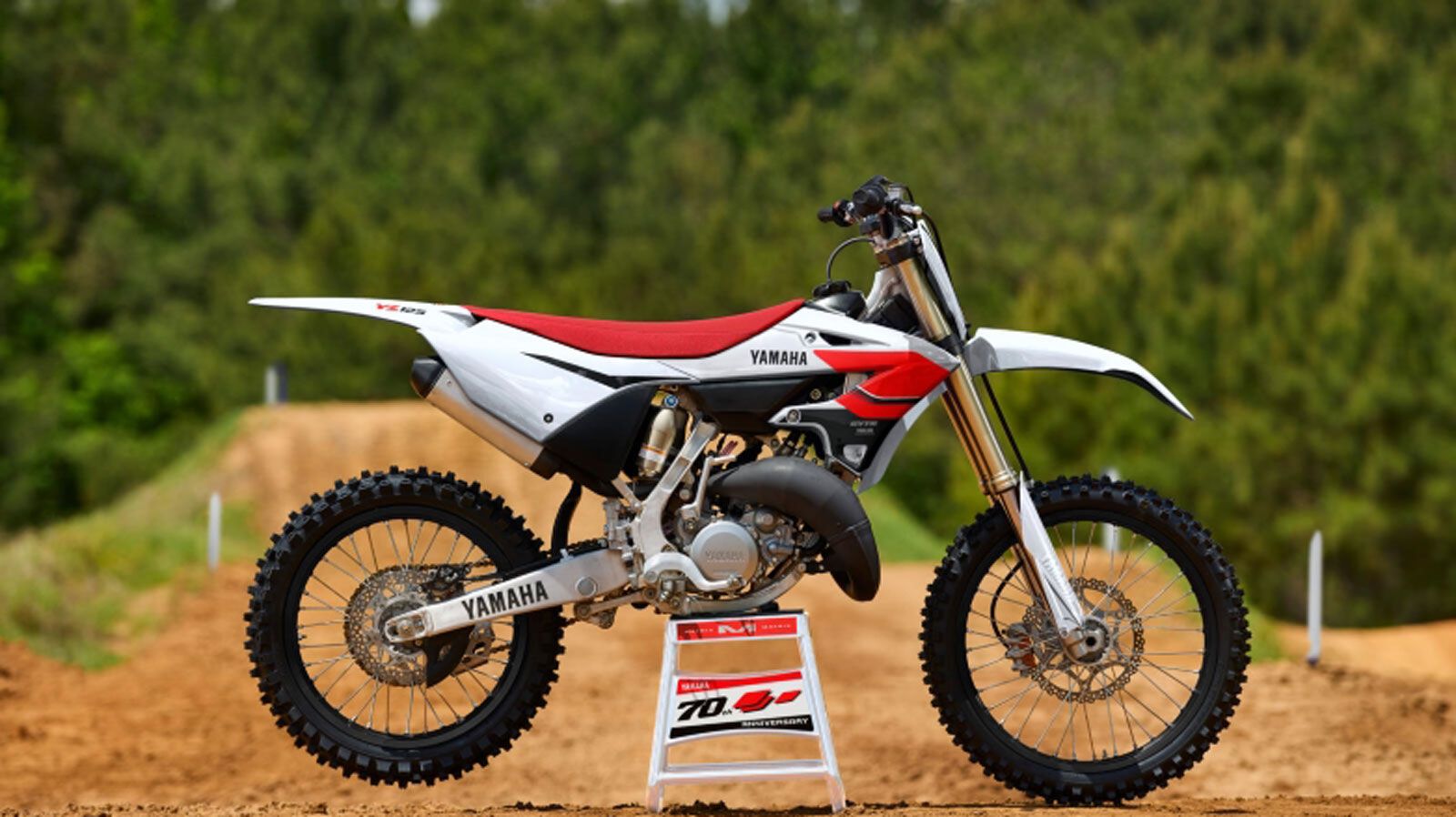 Η Yamaha συνοδεύει τα μοντέλα με αυθεντικά αξεσουάρ GYTR, προϊόντα Yamalube και νέα σειρά ρούχων MX σε συνεργασία με την Alpinestars.