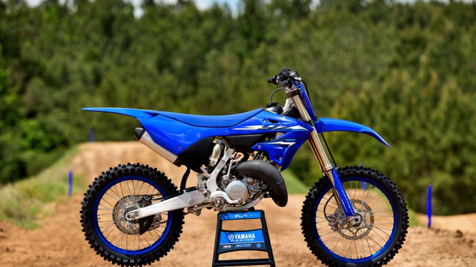 Η YZ125 παραμένει το δίκυκλο-σχολείο της Yamaha για το motocross και, για το 2026, γίνεται ακόμη πιο ευέλικτη και οδηγικά προσιτή.
