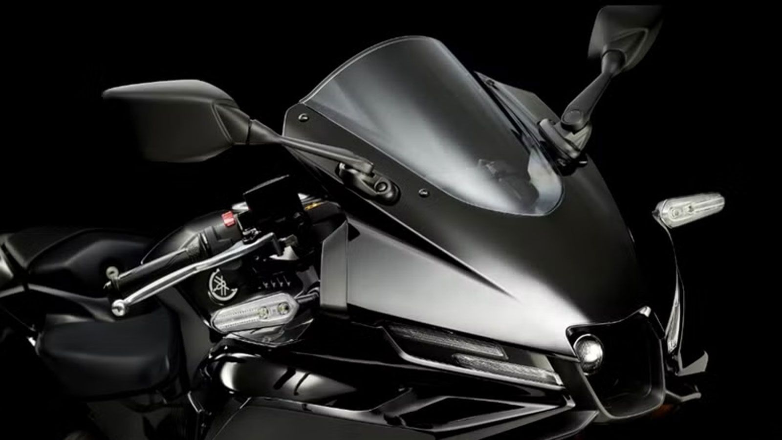 Παρά τον μικρότερο κυβισμό, το νέο R25 διατηρεί τον σπορ χαρακτήρα και την υψηλή απόδοση, χάρη στον δικύλινδρο σε σειρά κινητήρα 249 κ.εκ., ο οποίος α