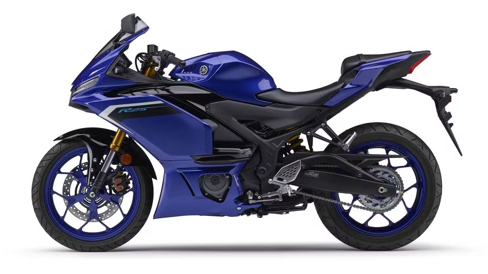 Οι αναλογίες παραμένουν ίδιες με του R3, όπως και το ύψος σέλας στα 780 χιλ. και το μεταξόνιο στα 1.379 χιλ., διατηρώντας μια sport φιλοσοφία που ταιρ