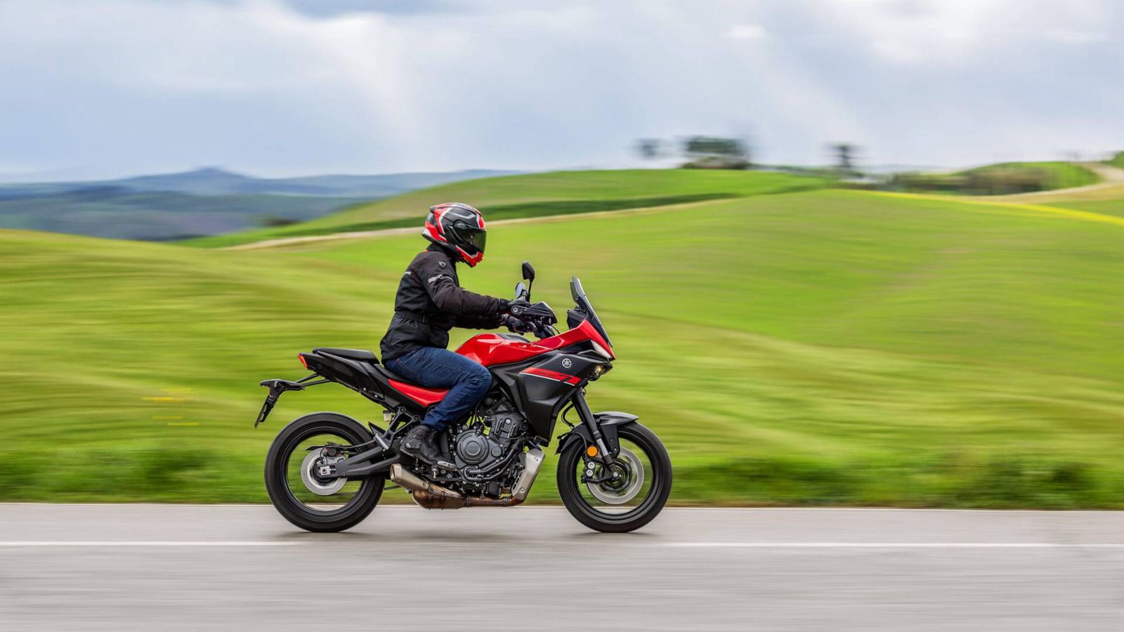 To Yamaha Tracer 7 2025 δέχτηκε ανανεώσεις παντού. Πλέον διαθέτει ανεστραμμένο πιρούνι, ρυθμιζόμενη σέλα και Cruise Control στον βασικό εξοπλισμό.