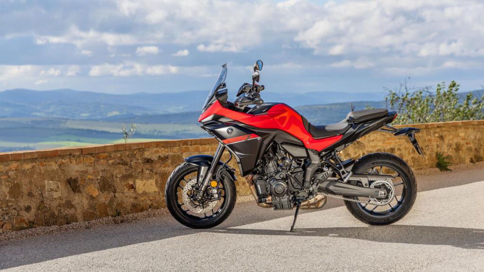 Φέρει δύο Riding Modes (Sport & Street) σαν στάνταρ και ένα έξτρα το οποίο μπορείς να προσαρμόσεις κατά τις προτιμήσεις σου, ενώ και το Traction Contr