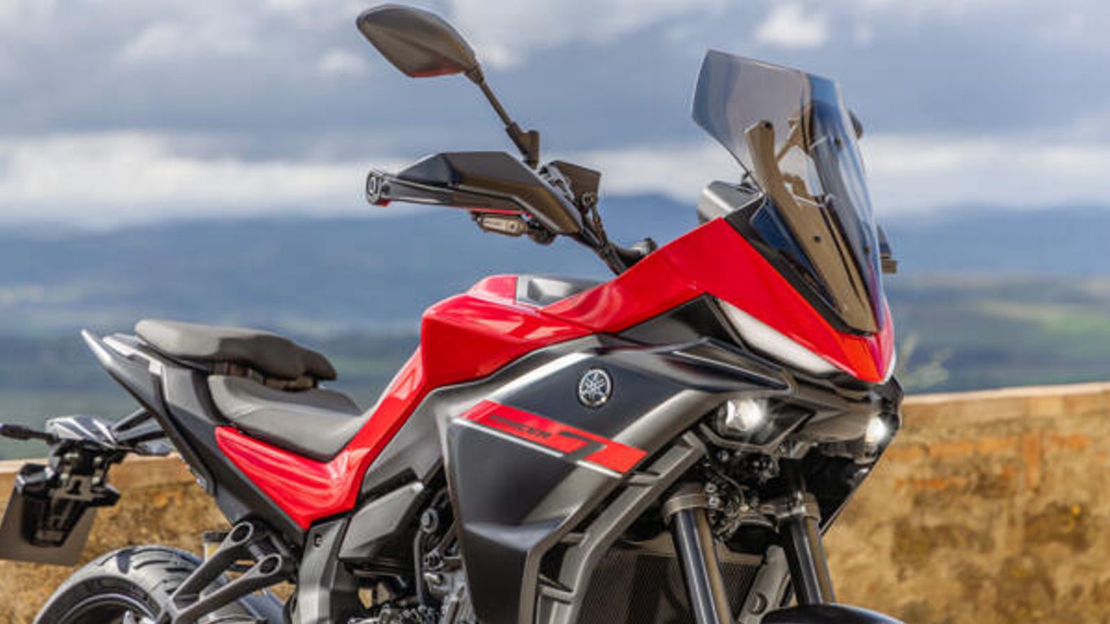 Η εμφάνιση του μοντέλου αναθεωρήθηκε τόσο στο φέρινγκ μπροστά όσο και στους διπλούς LED προβολείς, με τα φώτα ημέρας DRL να του δίνουν μια επιθετική, 