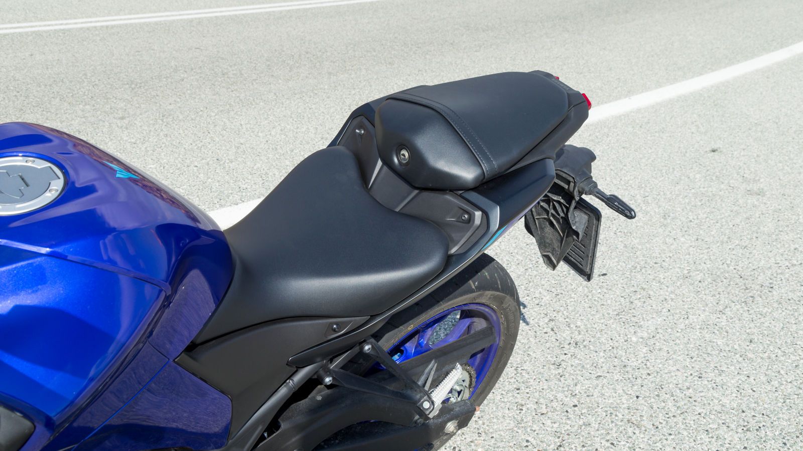 Η εργονομία του έχει ραφιναριστεί ελαφρώς ώστε να εξυπηρετεί την άνεση και τοποθετεί τον αναβάτη σε μία αρκετά ουδέτερη στάση