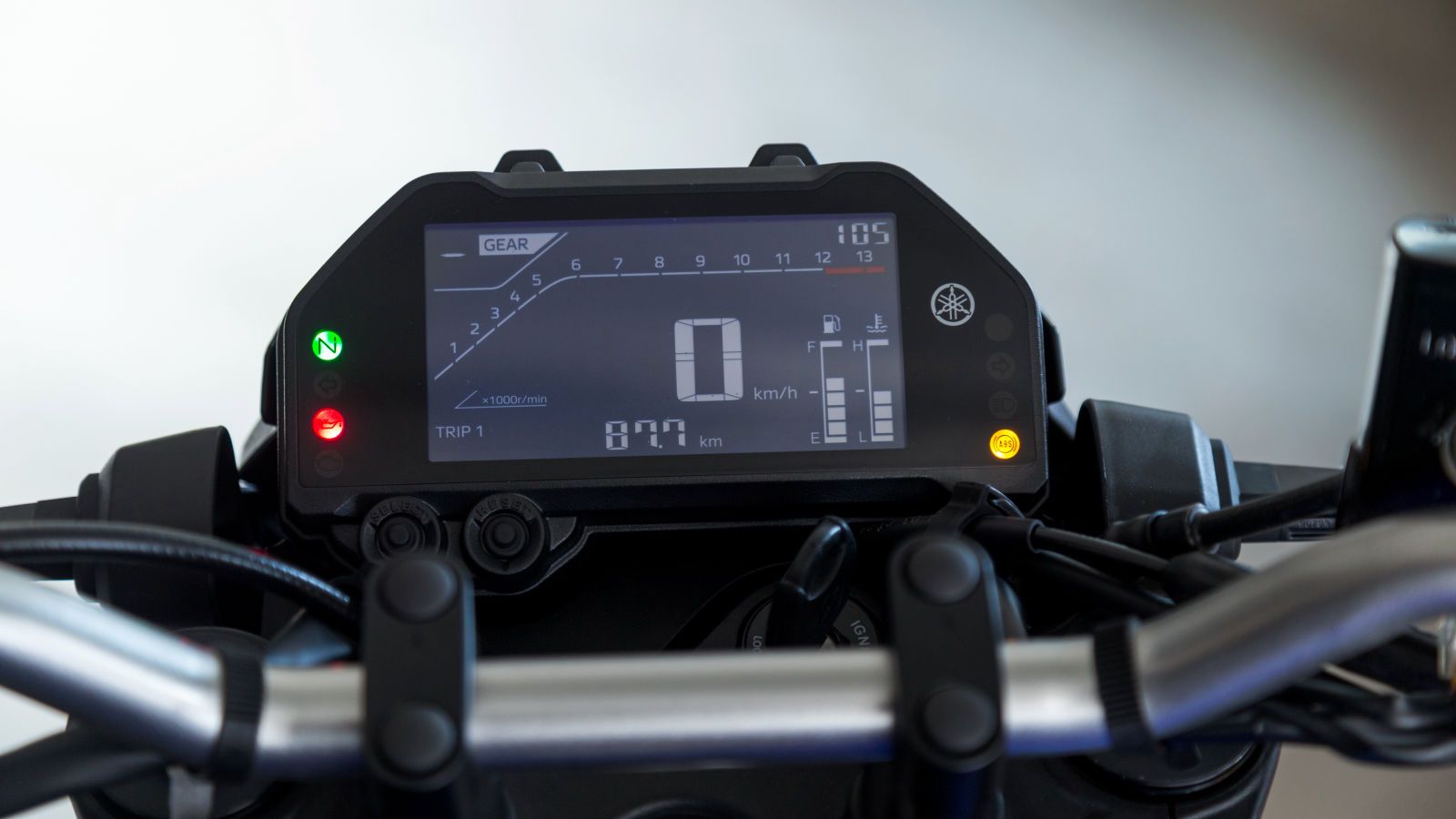 Νέα LCD οθόνη που παρέχει όλες τις απαραίτητες πληροφορίες με περισσότερη ευκρίνεια και αποκτά μία ελαφρώς αλλαγμένη διάταξη, τοποθετώντας την ένδειξη