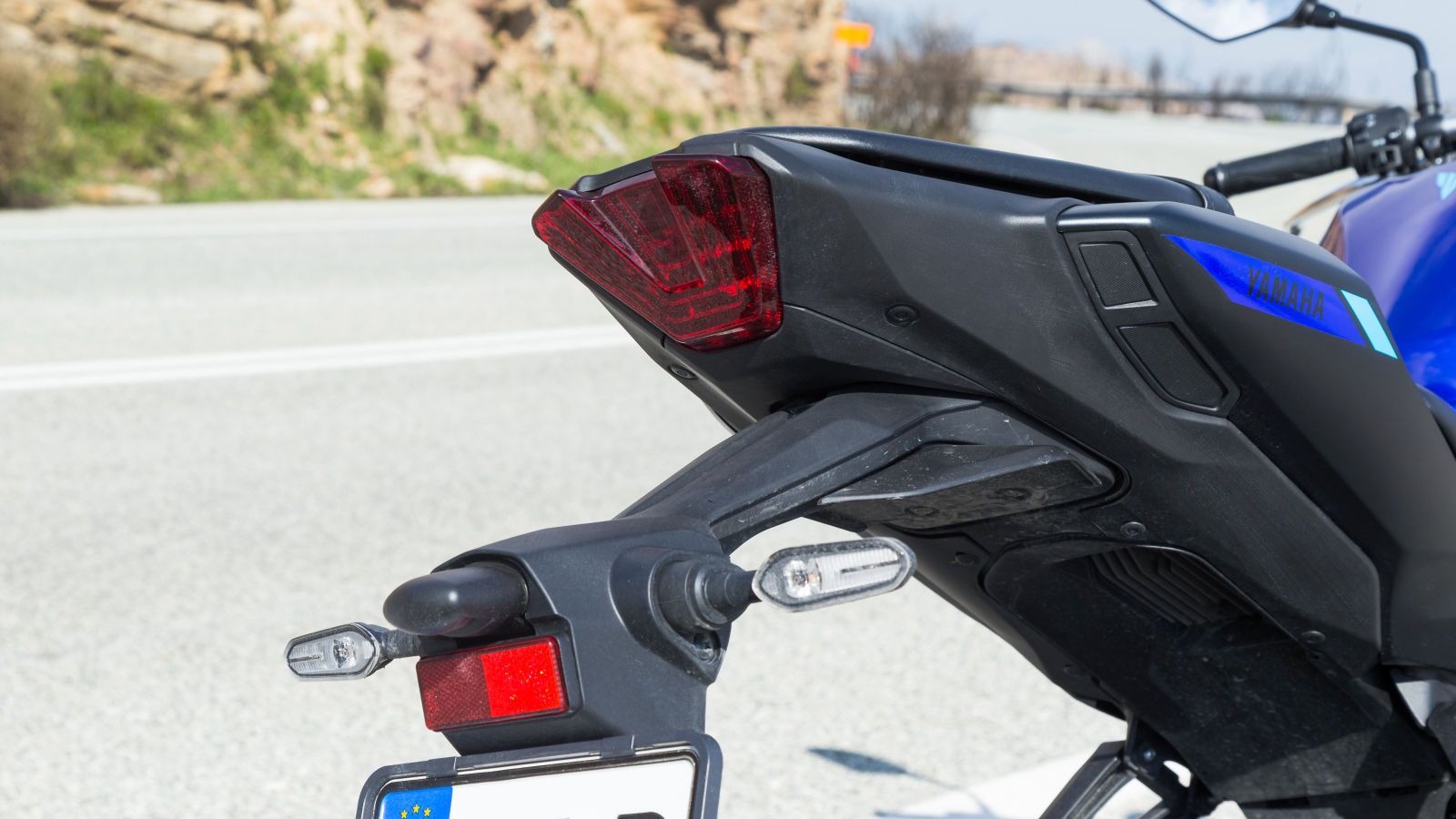 Νέα ουρά, με χαρακτηριστικά που θυμίζουν περισσότερο τα μεγαλύτερα MT, όπως το πίσω φανάρι που σχηματίζει μία εσοχή στο κέντρο του