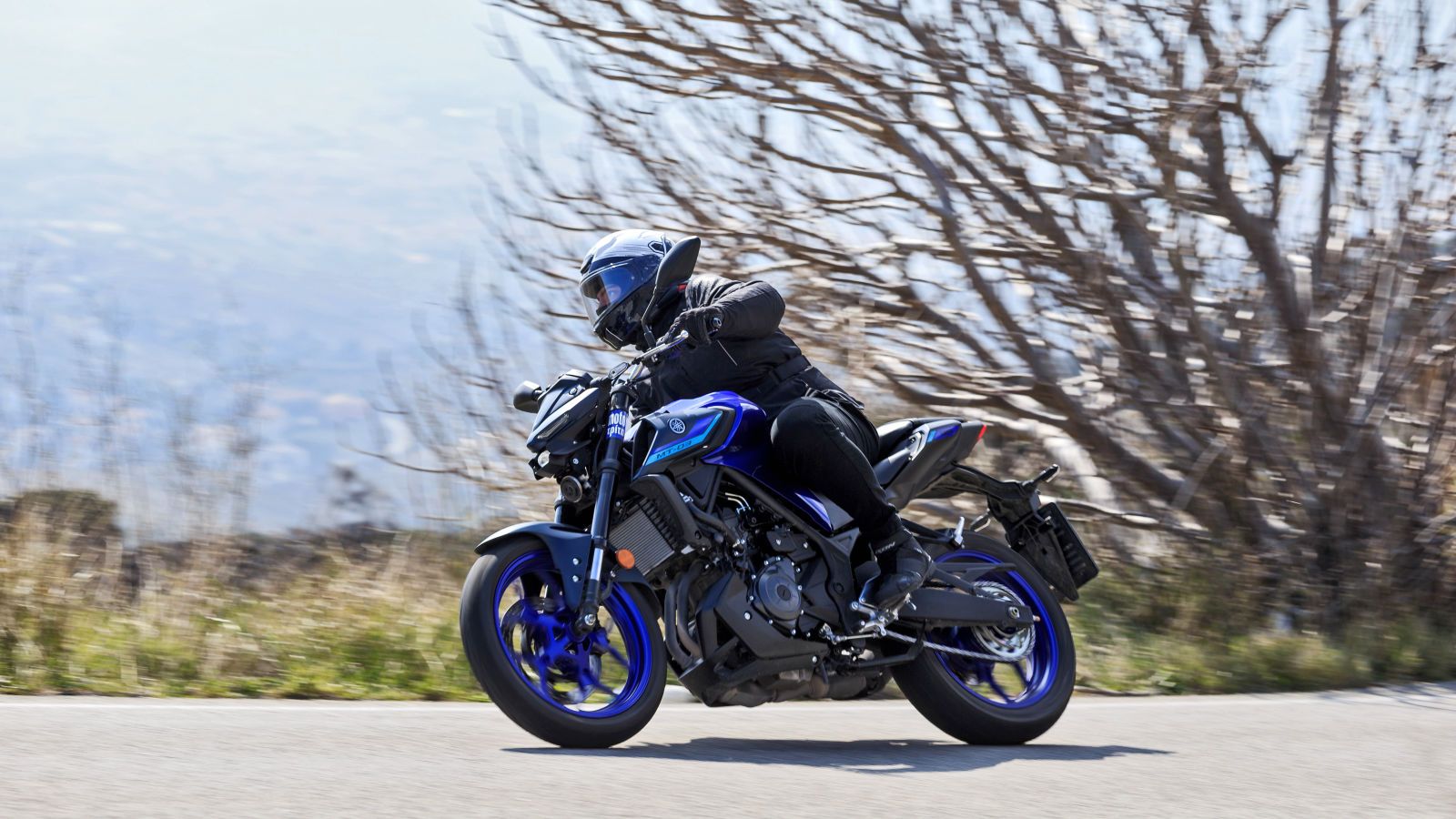 Εξαιρετικά ανάλαφρο στην αίσθηση, είναι σαν ένα παιχνίδι που βουτά άκοπα από στροφή σε στροφή