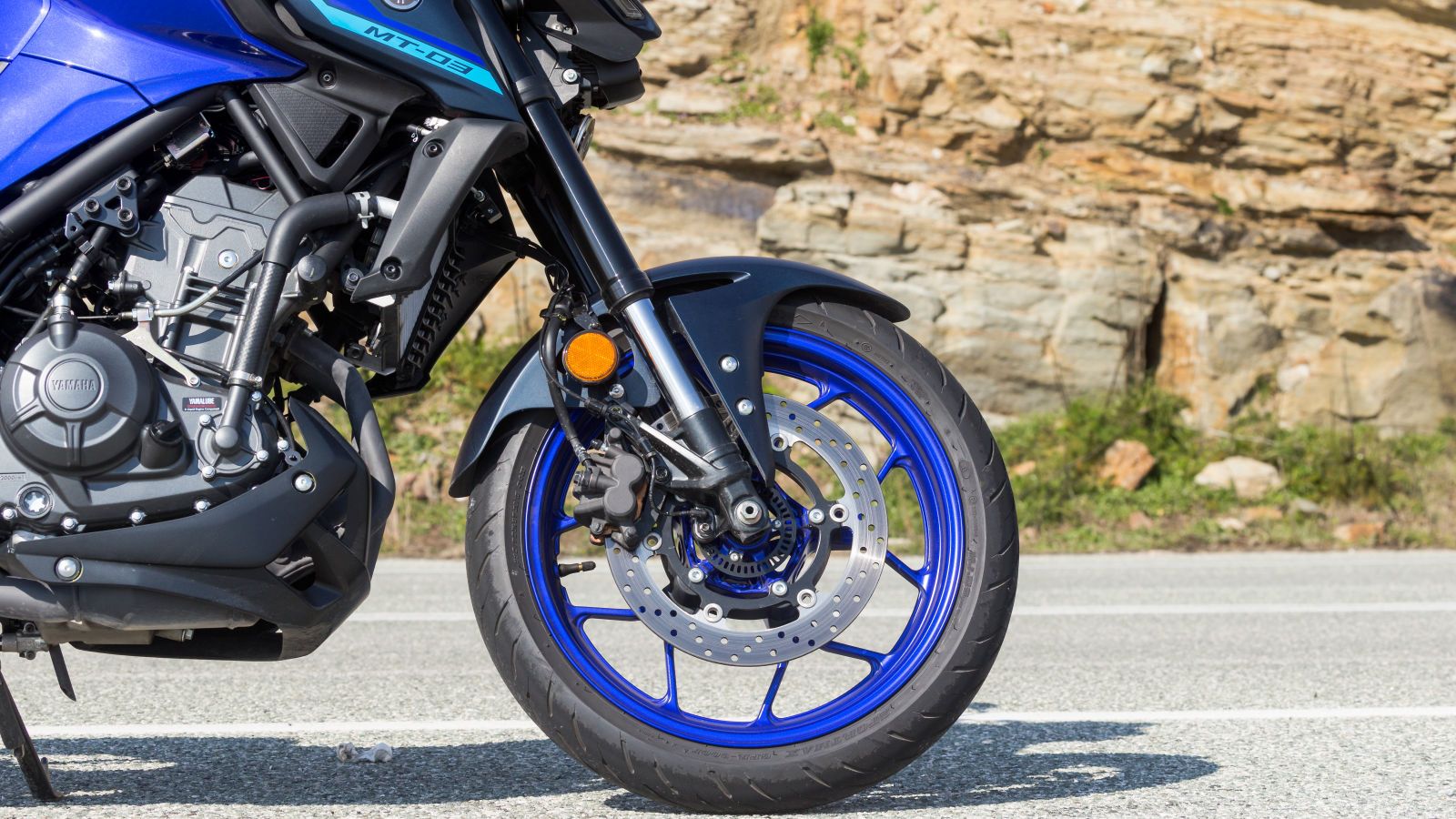 Στην πέδηση το MT-03 αποκτά εμπρός έναν δίσκο 298χλστ με διπίστονη δαγκάνα της Nissin και έναν δίσκο 220χλστ πίσω με μονοπίστονη δαγκάνα