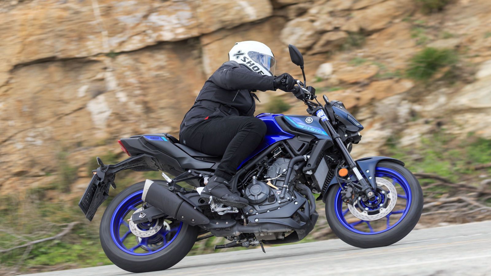 Η απόκριση του γκαζιού είναι άμεση και μεταφέρεται στις πεταλούδες με ντίζα και η ισχύς αποδίδεται γραμμικά μέχρι τα κόκκινα