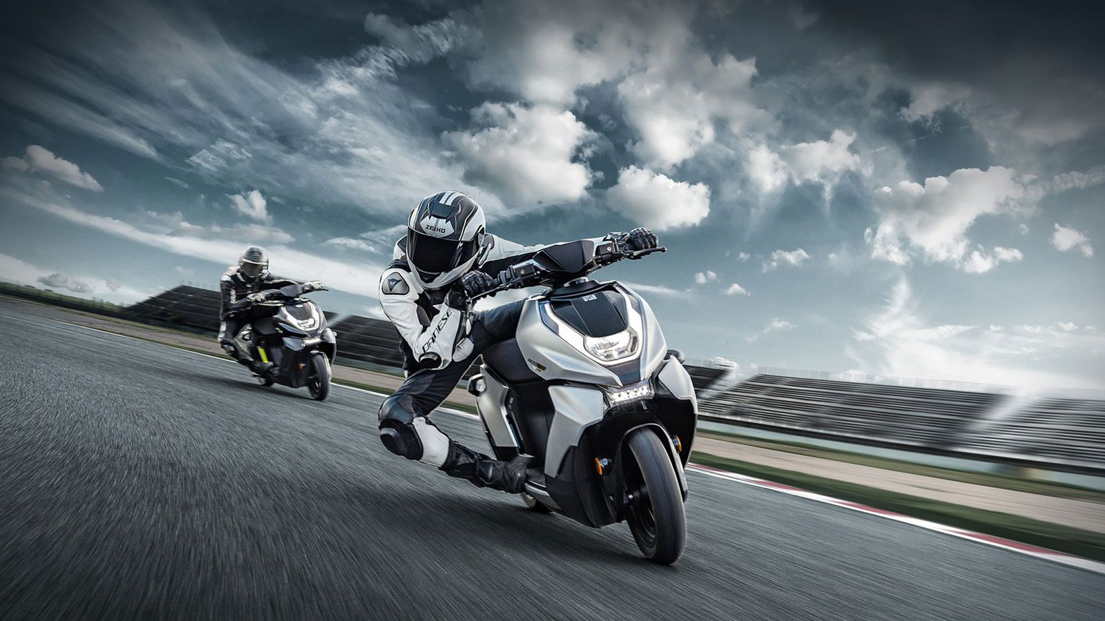 Το premium ηλεκτρικό scooter ZEEHO AE8S+,  διατίθεται στην εξαιρετικά ανταγωνιστική λιανική τιμή των 3.690 ευρώ, από 5.490 ευρώ.