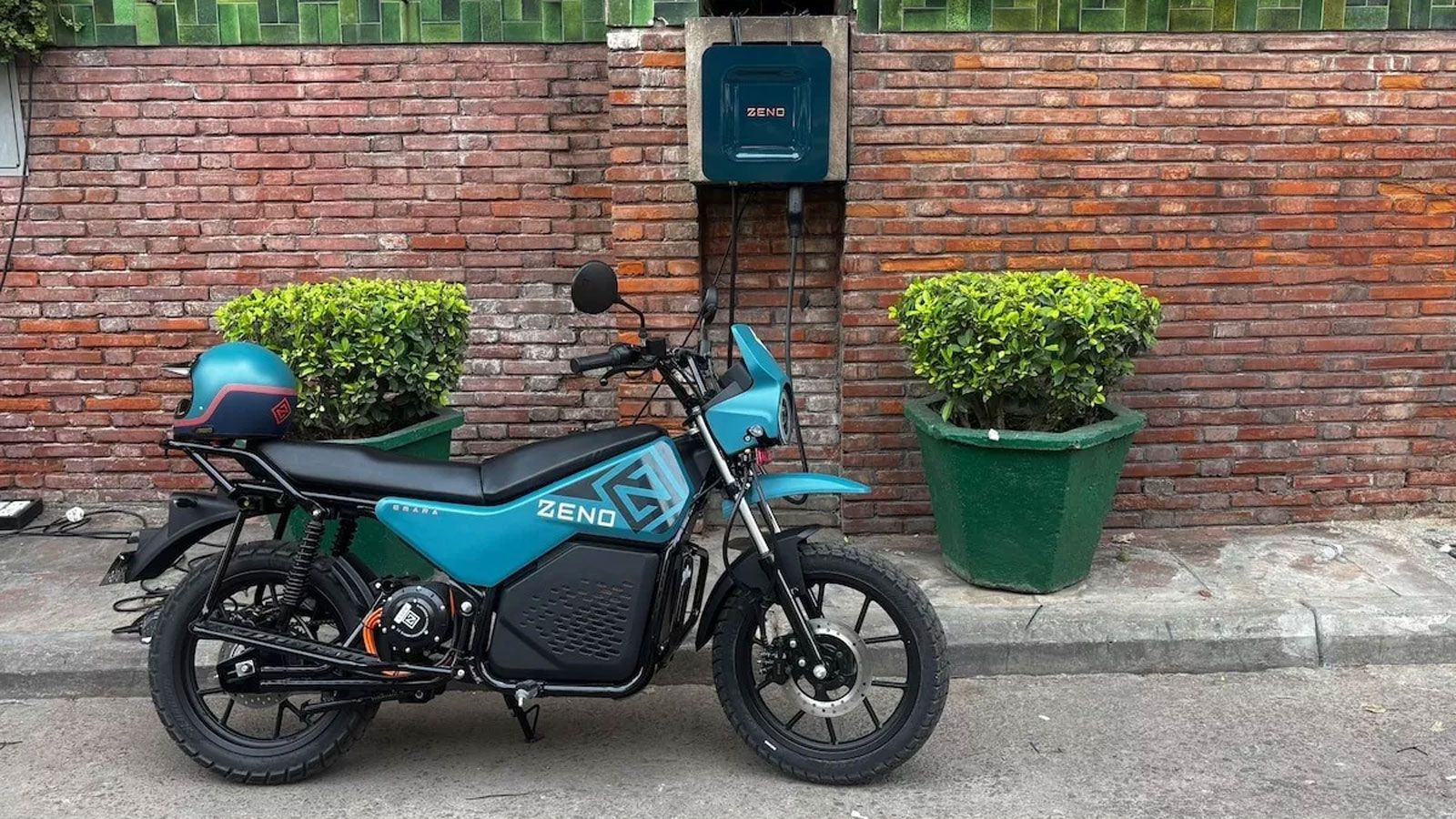 Το Emara είναι ένα πλήρους μεγέθους ηλεκτρικό δίκυκλο που σχεδιάστηκε και κατασκευάζεται για να προσφέρει μια προσβάσιμη λύση καθημερινής μετακίνησης.