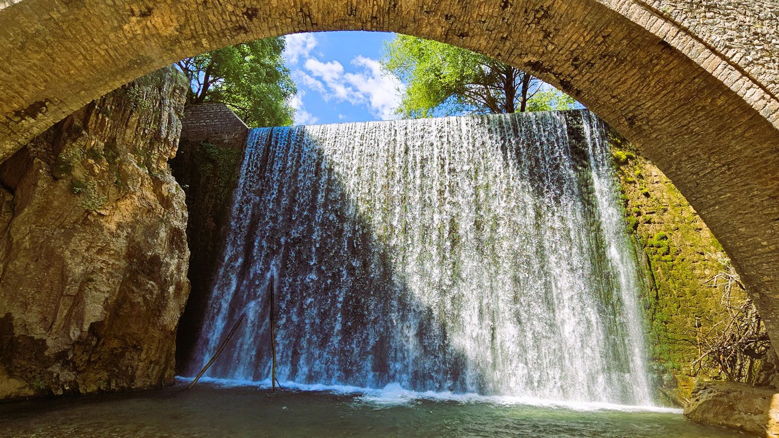 Η δεύτερη μέρα της εκδρομής ξεκίνησε με επισκέψεις σε φυσικά αξιοθέατα, όπως ο καταρράκτης της Παλαιοκαρυάς και η γραφική Πύλη Τρικάλων.