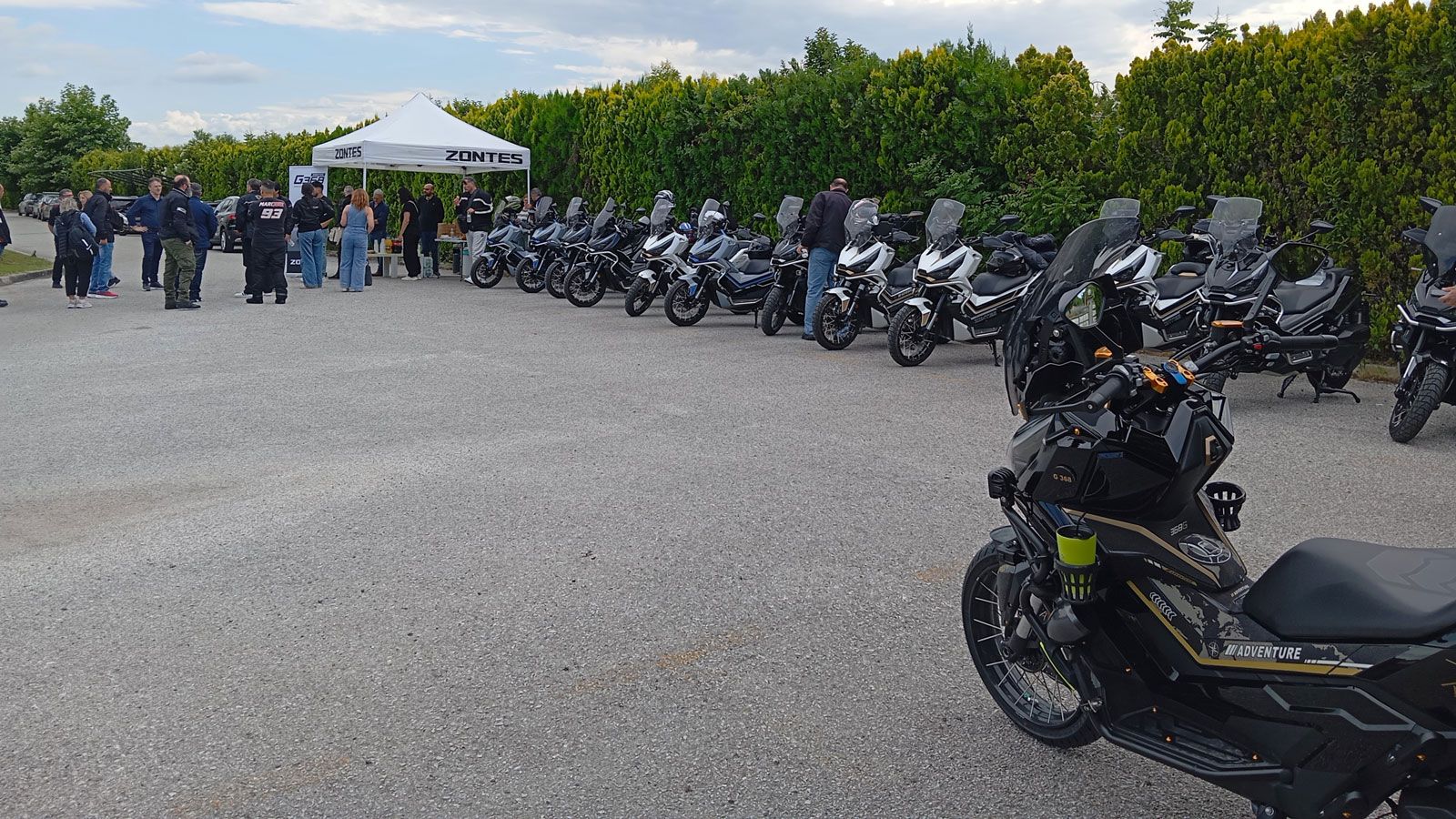 Η εκδρομή ολοκληρώθηκε με γεύμα σε παραδοσιακή ταβέρνα, πριν την επιστροφή των αναβατών στις βάσεις τους.