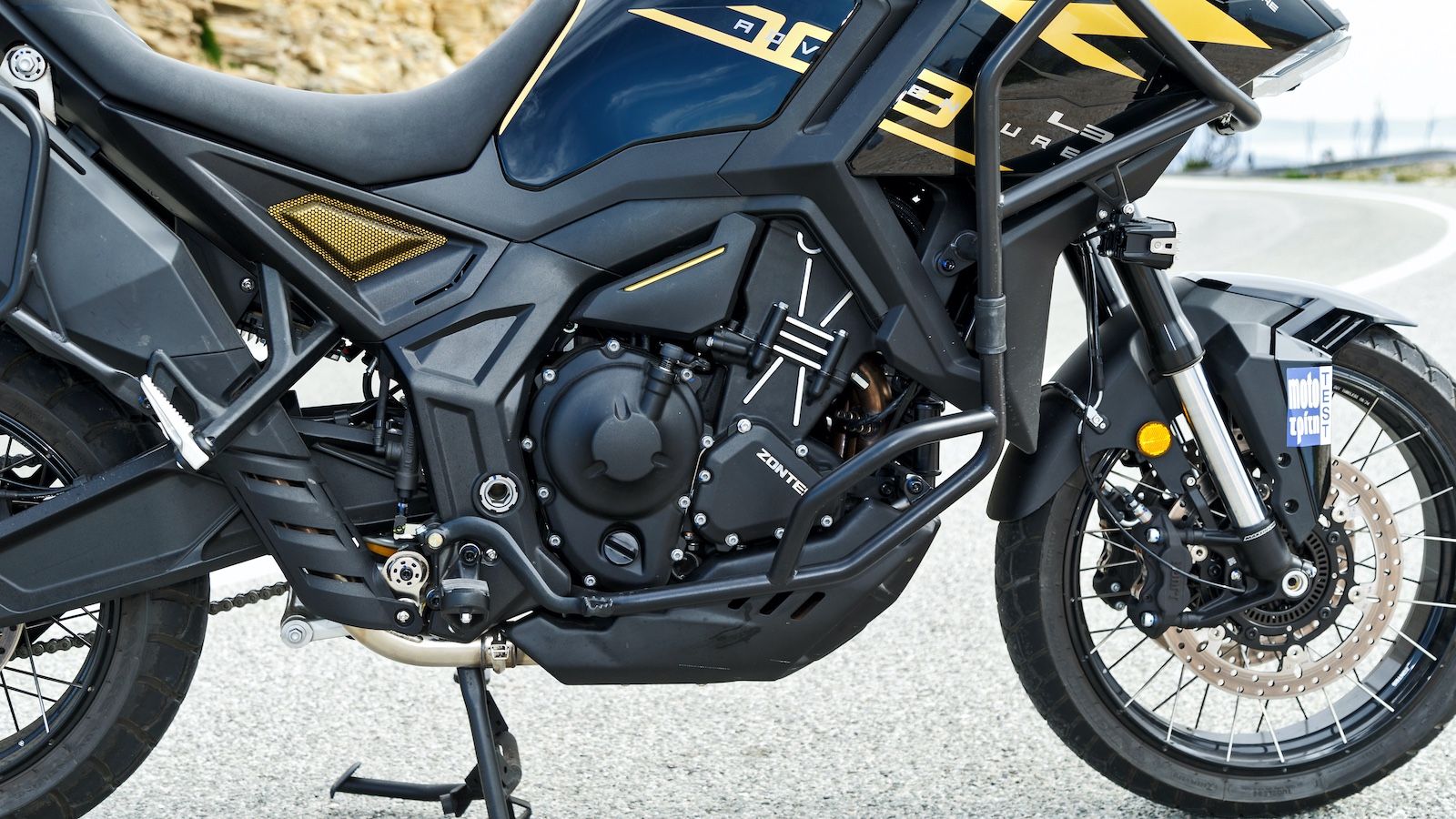 Ο τρικύλινδρος κινητήρας 699κ.εκ. με σφυρήλατα πιστόνια και κεραμική επίστρωση κυλίνδρων. Αποδίδει  95,2 ίππους και μέγιστη ροπή 7,6 kg-m, ενώ το 6αρι