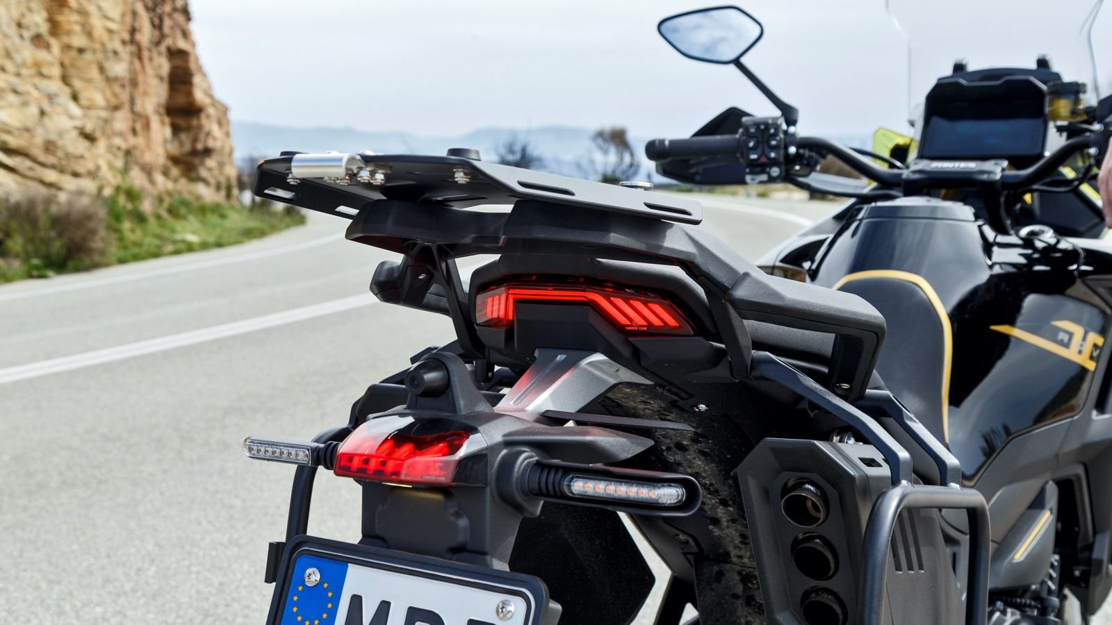 Στην ουρά εκτός από πίσω LED φανάρι με τον Π σχηματισμό, υπάρχει ένα ακόμα εξτρά φωτιστικό σώμα στη βάση της πινακίδας.  Ανάμεσα τους, η δεύτερη κάμερ