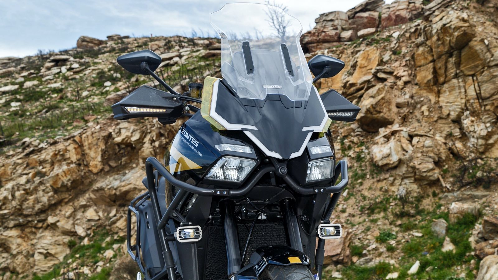 Στο μπροστινό μέρος δεσπόζουν οι φουτουριστικοί διπλοί LED προβολείς  με την cornering λειτουργία και οι τεθλασμένες γραμμές από τα DRL φώτα ημέρας πο