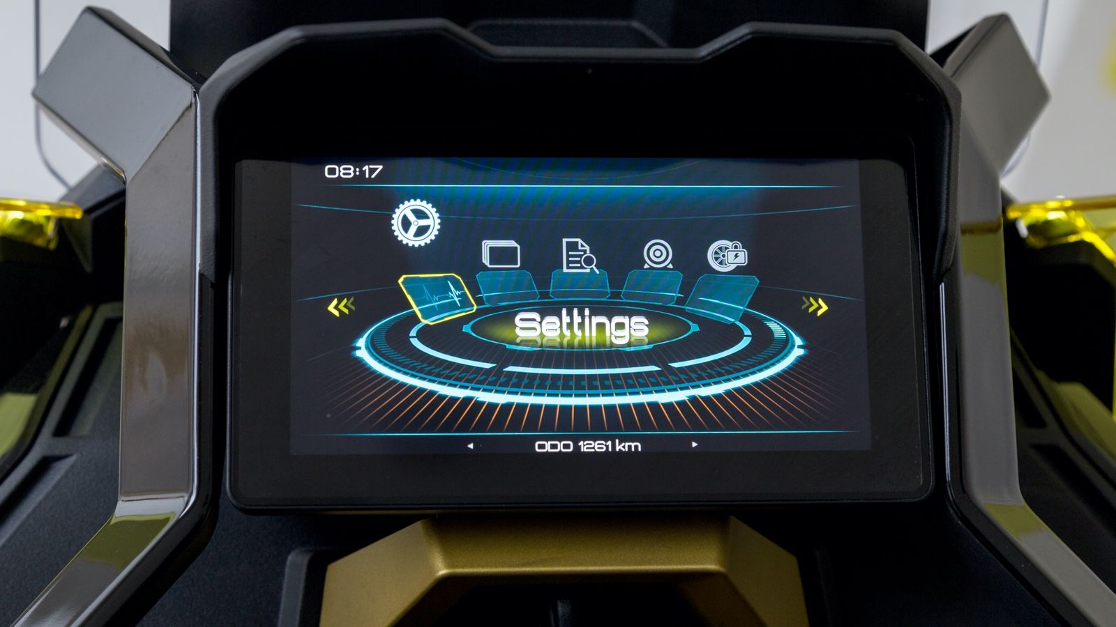 Η έγχρωμη TFT οθόνης 6,75 ιντσών με ρυθμιζόμενη γωνία θέασης μπορεί να συνδεθεί  με smartphone μέσω 4G, GPS, Bluetooth και WiFi. 