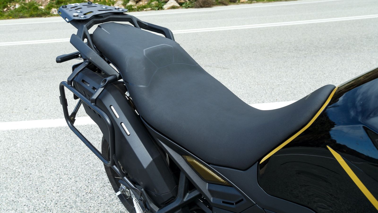 Η μεγάλη σέλα με το μαλακό αφρώδες αναλαμβάνει την «ιδιαίτερη» φιλοξενία του αναβάτη με τη μερίδα του λέοντος στην κατανομή της να ανήκει σε αυτόν. 