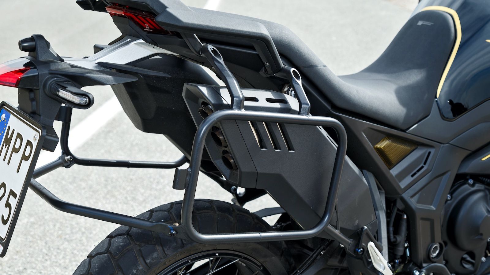 Το 703F εκπληρώνει και τις ταξιδιωτικές προϋποθέσεις με ανοξείδωτες πλαϊνές βάσεις και αλουμινένια βάση top box όλα τοποθετημένα εργοστασιακά.