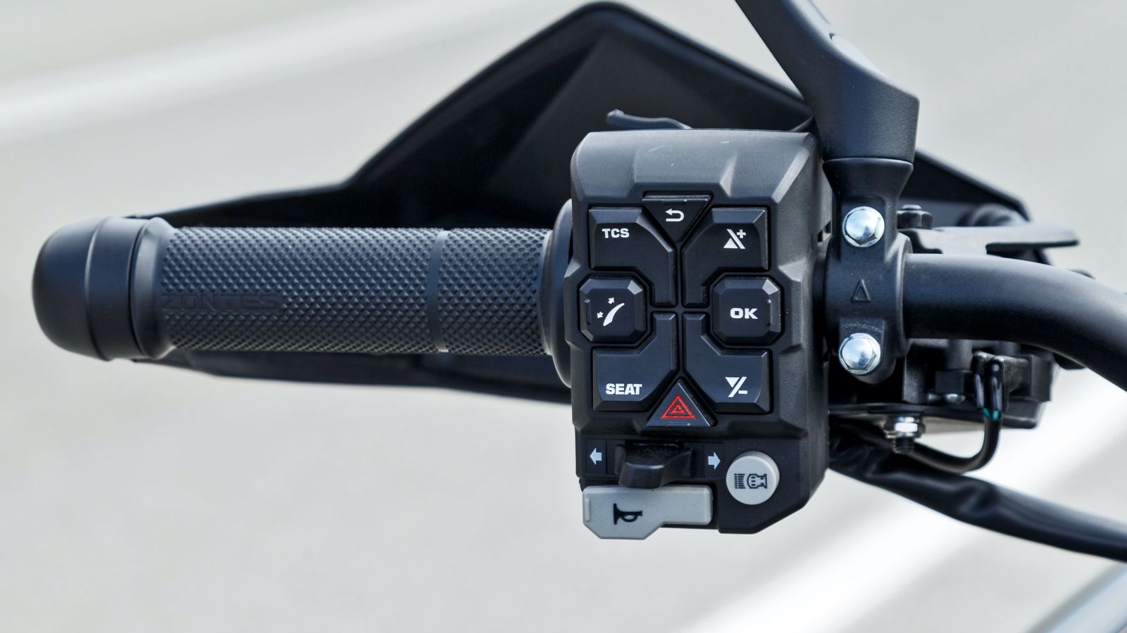 Από το ψαρωτικό, γεμάτο διακόπτες, cockpit χειρίζεσαι τις όλες  τις ηλεκτρικές ευκολίες μέχρι που γίνονται αγαπημένη συνήθεια στη συμβίωση σου με το 7