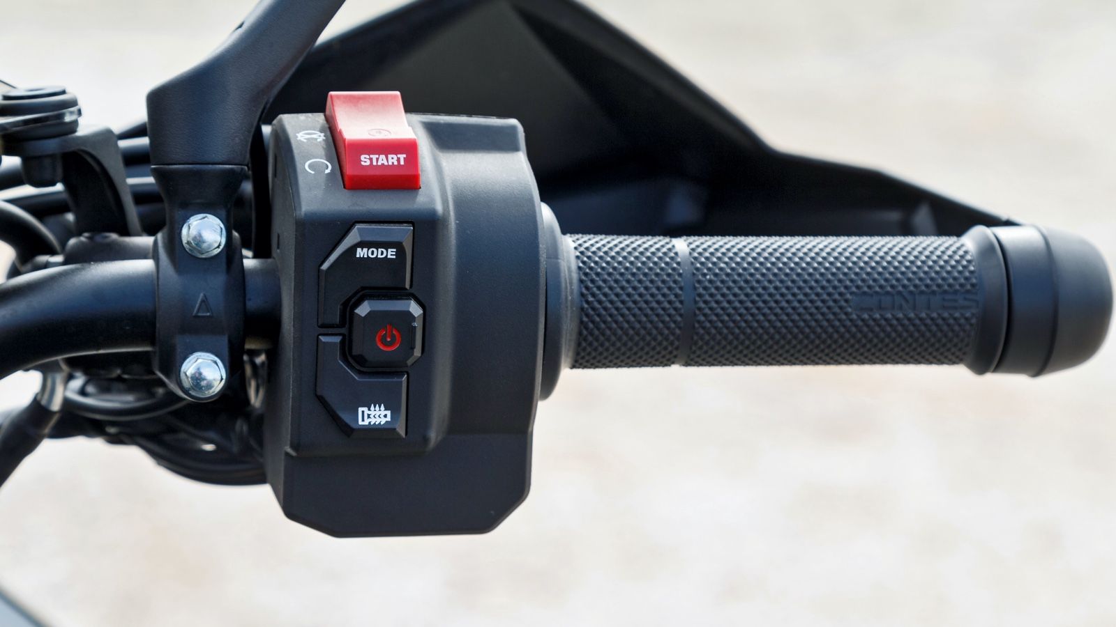 Από το ψαρωτικό, γεμάτο διακόπτες, cockpit χειρίζεσαι τις όλες  τις ηλεκτρικές ευκολίες μέχρι που γίνονται αγαπημένη συνήθεια στη συμβίωση σου με το 7