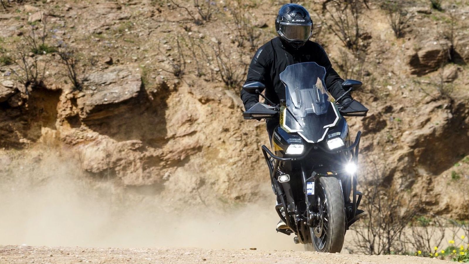 Η Zontes είναι μια εταιρεία που τηρεί στο ακέραιο τις υποσχέσεις της για προσιτά μοντέλα που δεν υστερούν σε ποιότητα και δυνατότητες, καθώς πίσω από 