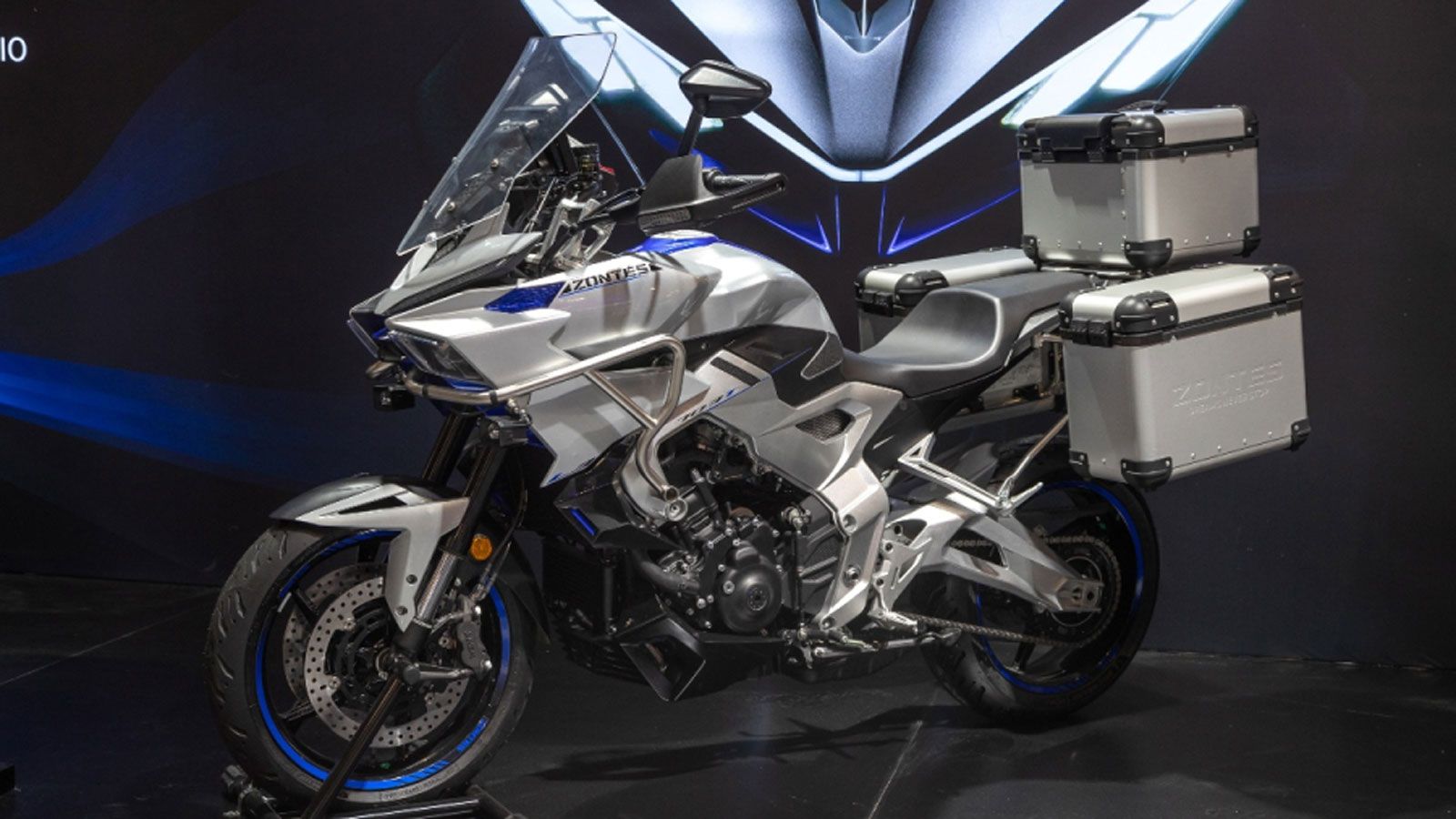 Η νέα πρόταση επικεντρώνεται αποκλειστικά στην on-road adventure οδήγηση, συνδυάζοντας χαρακτηριστικά τουρισμού με πιο σπορ οδηγική συμπεριφορά. Η πλη