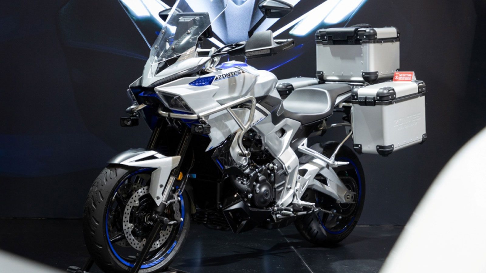 Και οι δύο εκδόσεις της σειράς 703 μοιράζονται τον ίδιο εντυπωσιακό τρικύλινδρο σε σειρά κινητήρα 699cc, που αποδίδει 96 ίππους στις 10.000 σ.α.λ. και