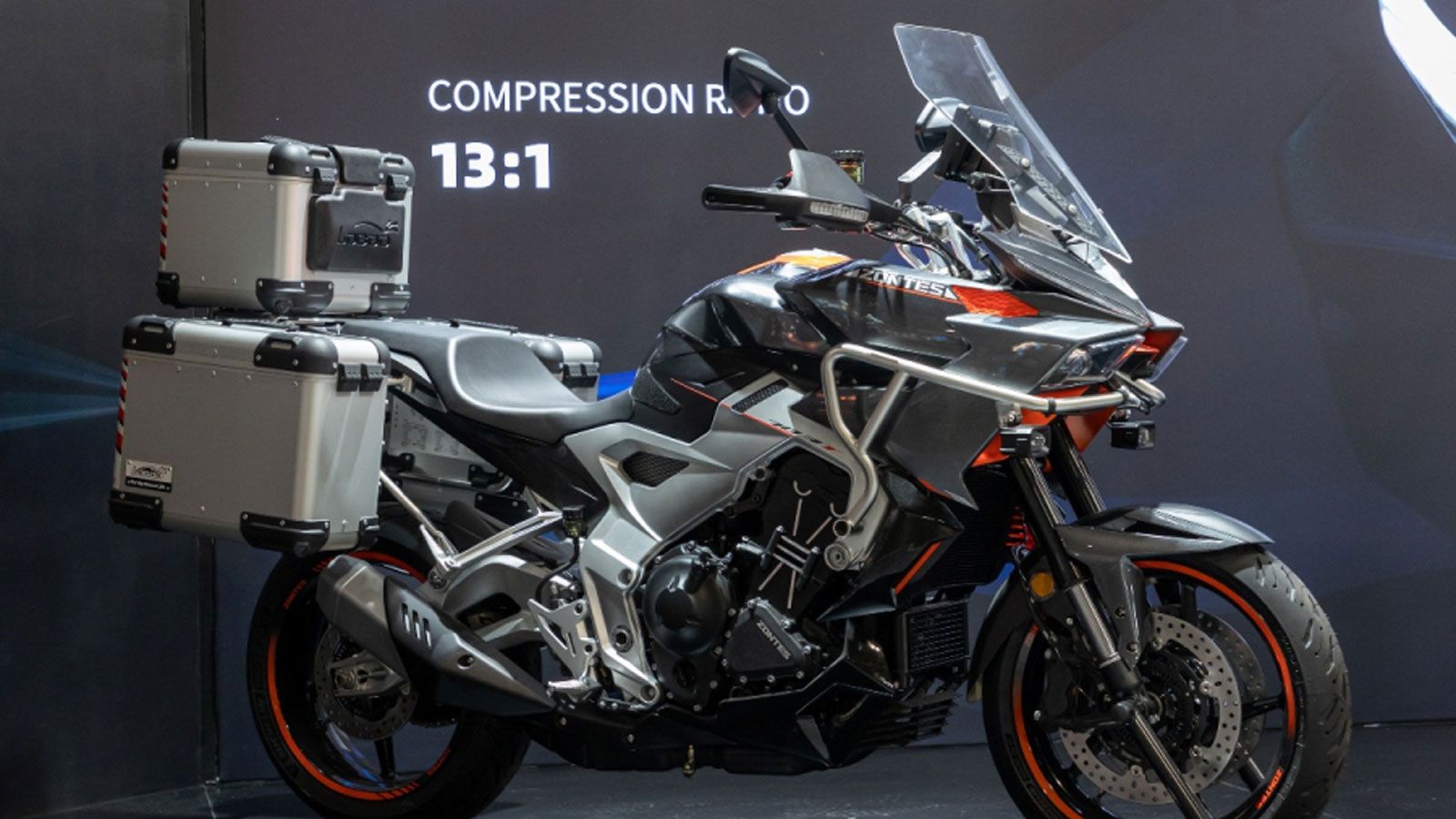 Αν η Zontes ακολουθήσει την ίδια πολιτική με την 703 F, τότε η 703 T αναμένεται υπερπλήρης σε εξοπλισμό. Το πακέτο της F περιλαμβάνει TFT οθόνη με Blu