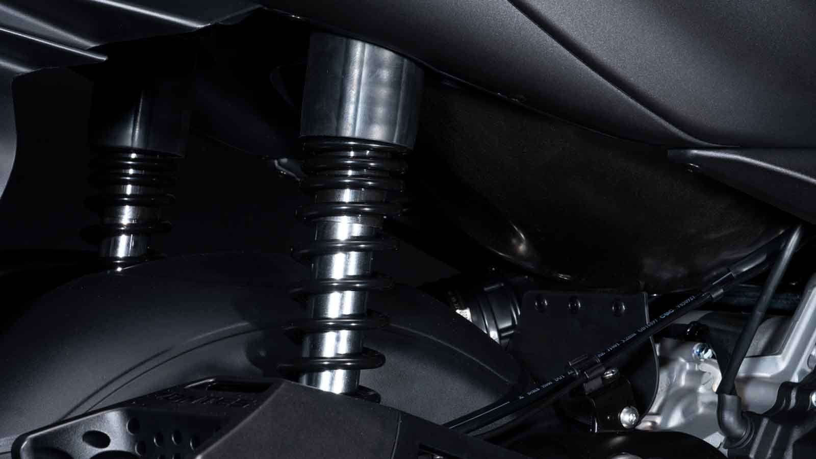 Πίσω, τα διπλά αμορτισέρ έχουν ρυθμίσεις που απορροφούν αποτελεσματικά τις κακές αστικές επιφάνειες και διαχειρίζονται την ισχύ με ασφάλεια.