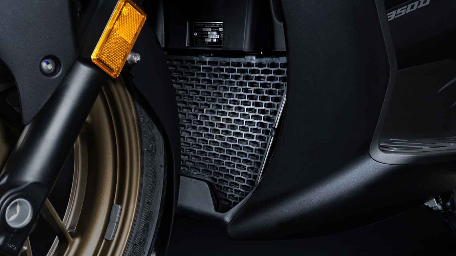  Μπροστά υπάρχει τηλεσκοπικό πιρούνι διαμέτρου 41 χιλιοστών, που στηρίζεται σε δύο πλάκες, προσφέροντας σταθερότητα και άνεση.